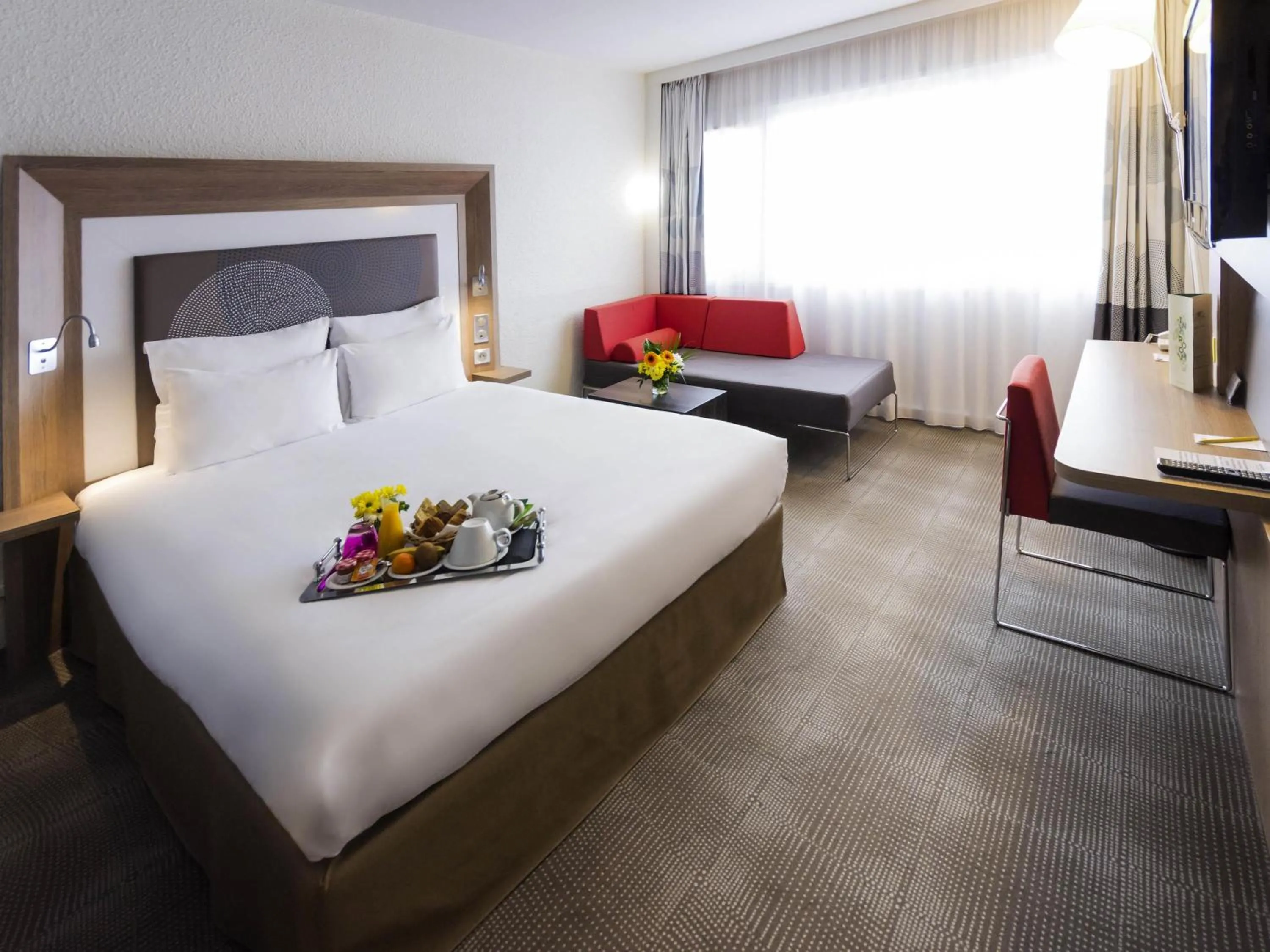 Bedroom, Bed in Novotel Chartres