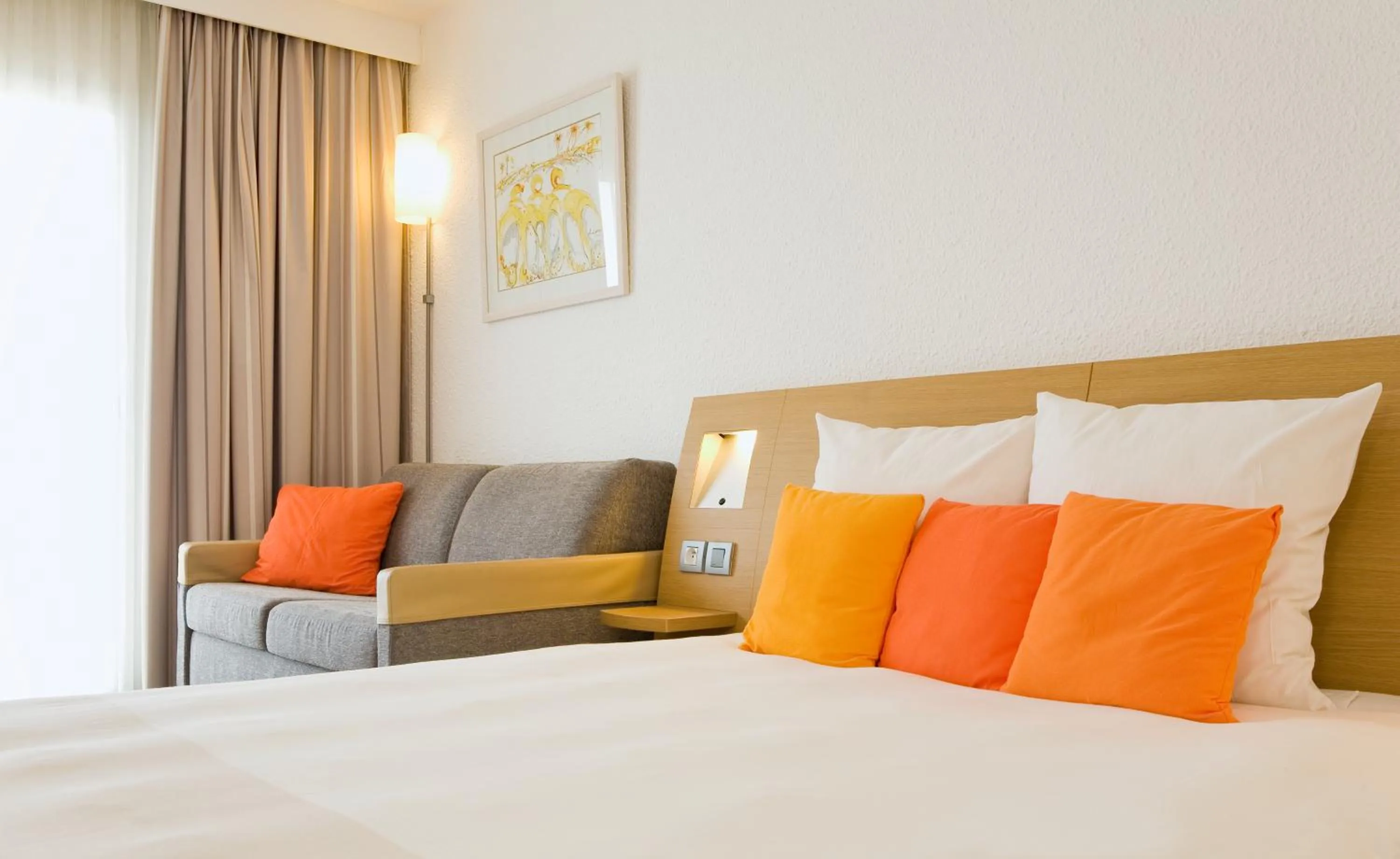 Bedroom, Bed in Novotel Chartres