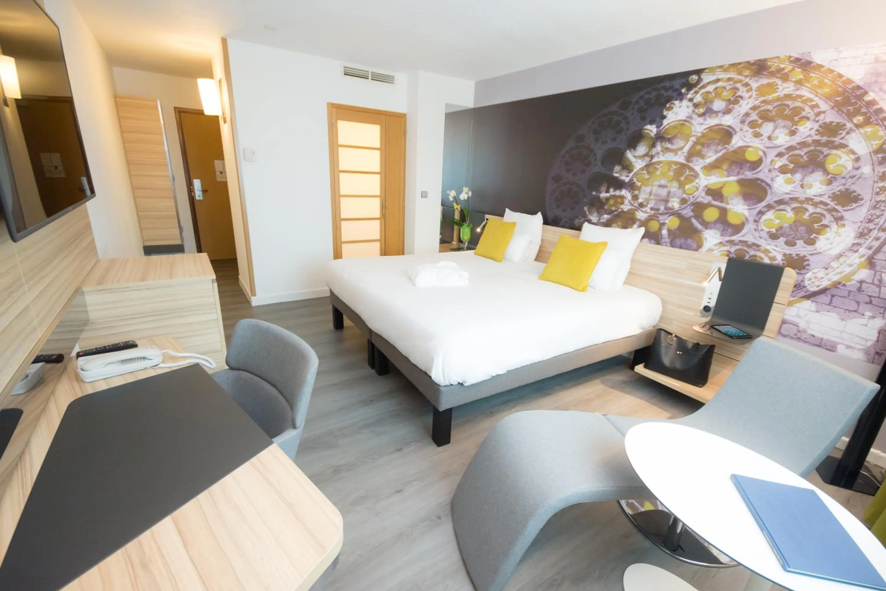 Photo of the whole room, Bed in Novotel Chartres