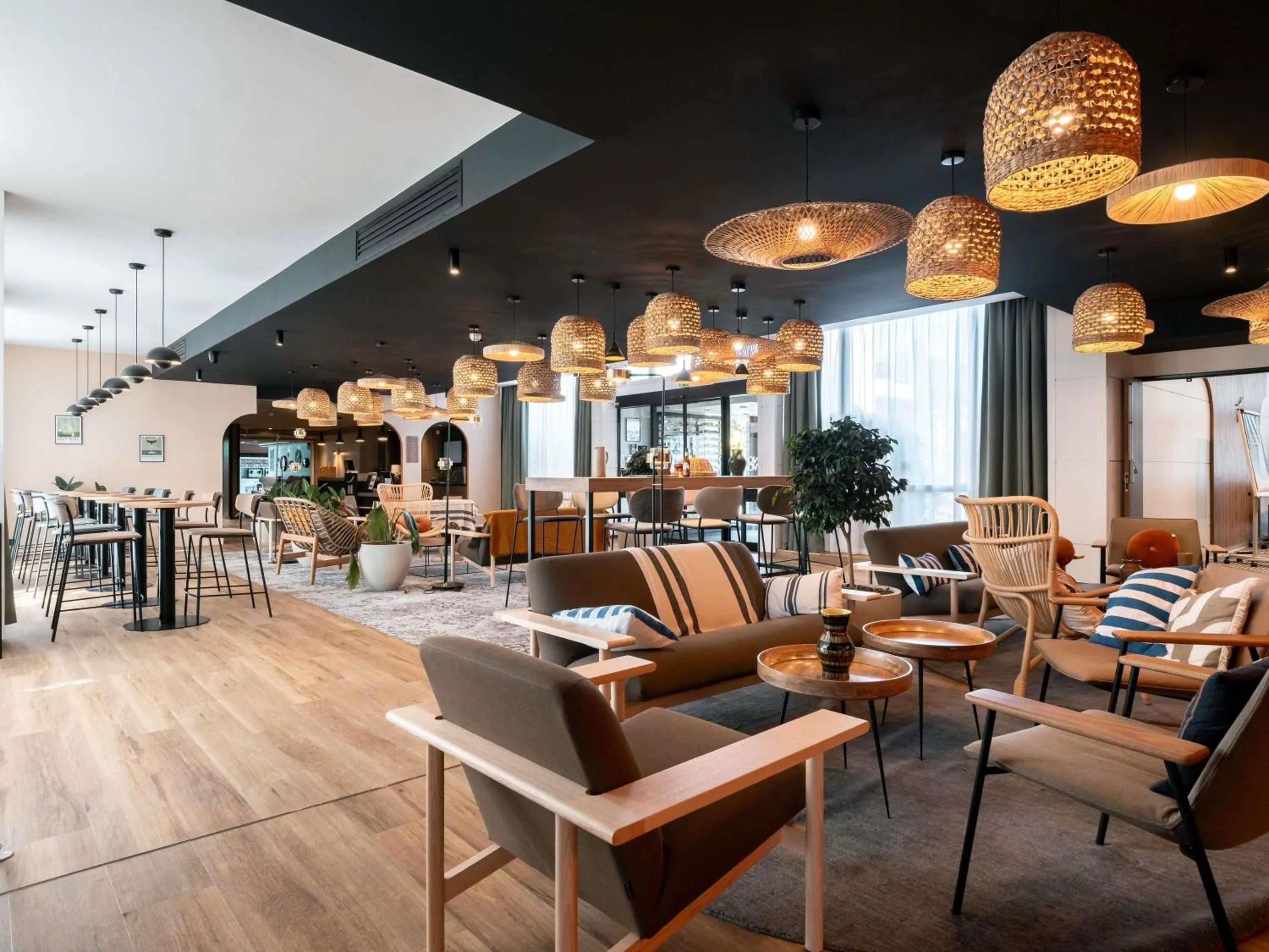 Lounge or bar in Novotel Chartres