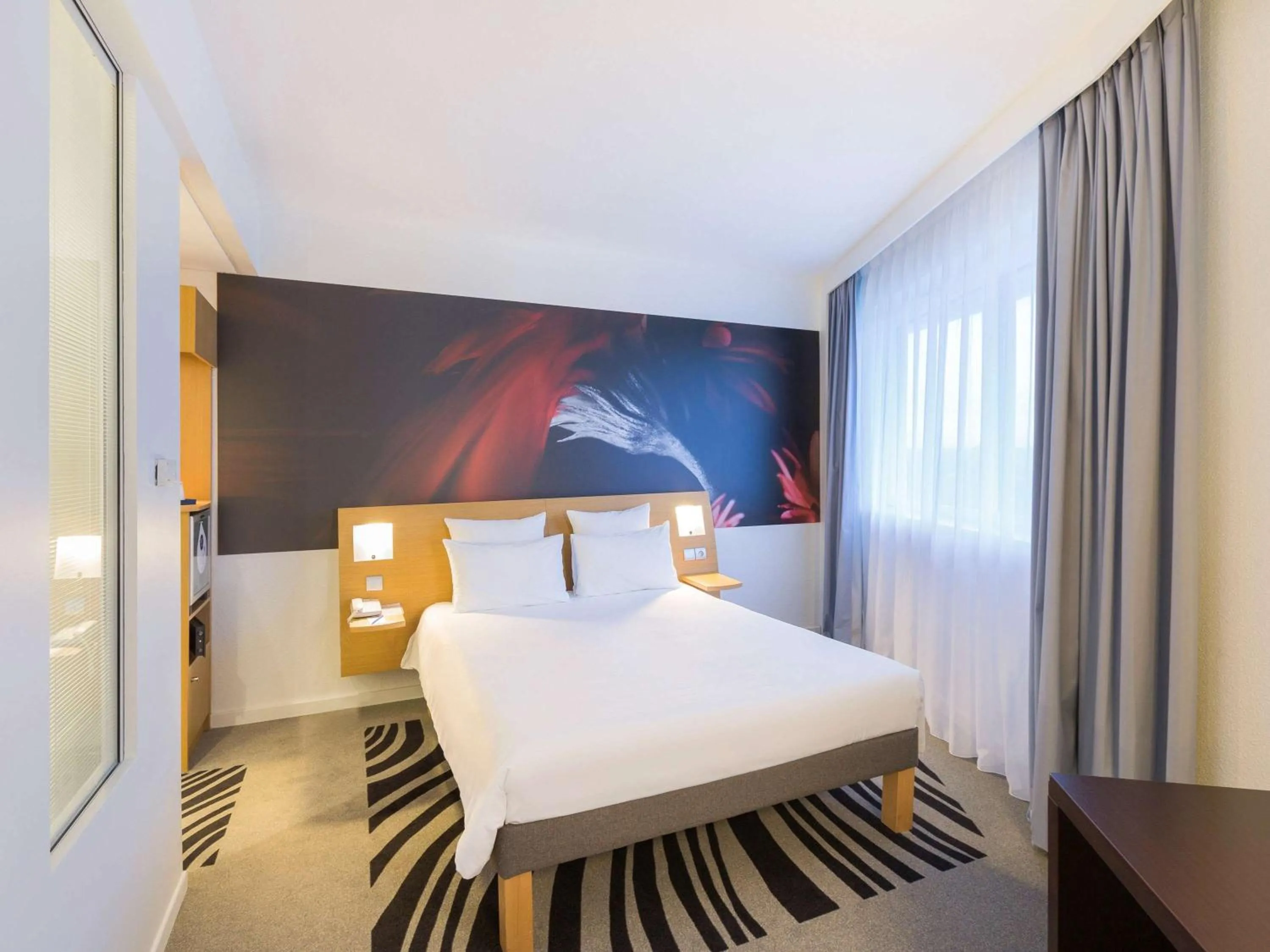 Photo of the whole room, Bed in Novotel Poitiers Site du Futuroscope