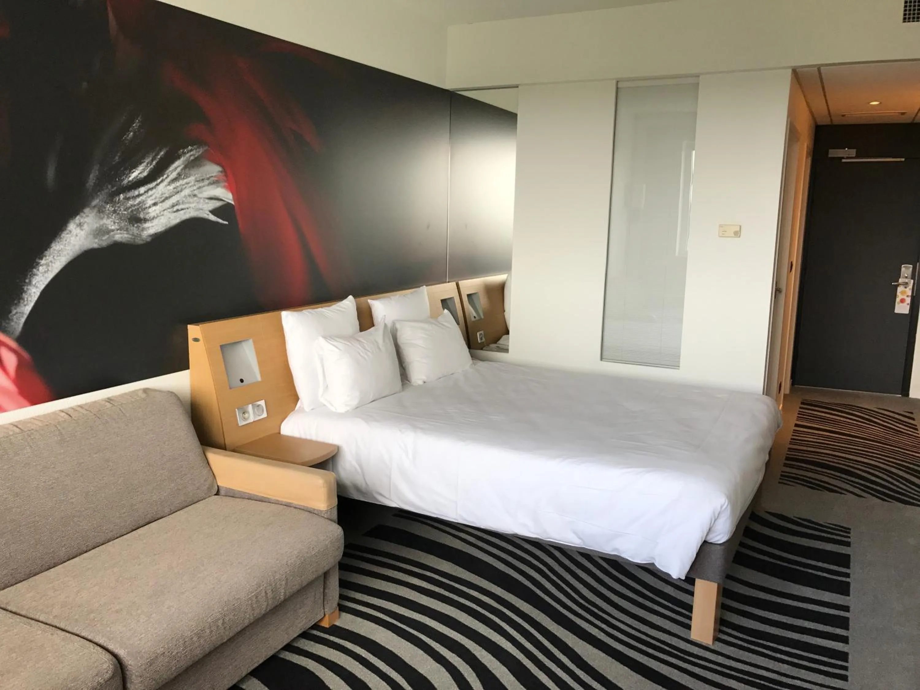 Photo of the whole room, Bed in Novotel Poitiers Site du Futuroscope