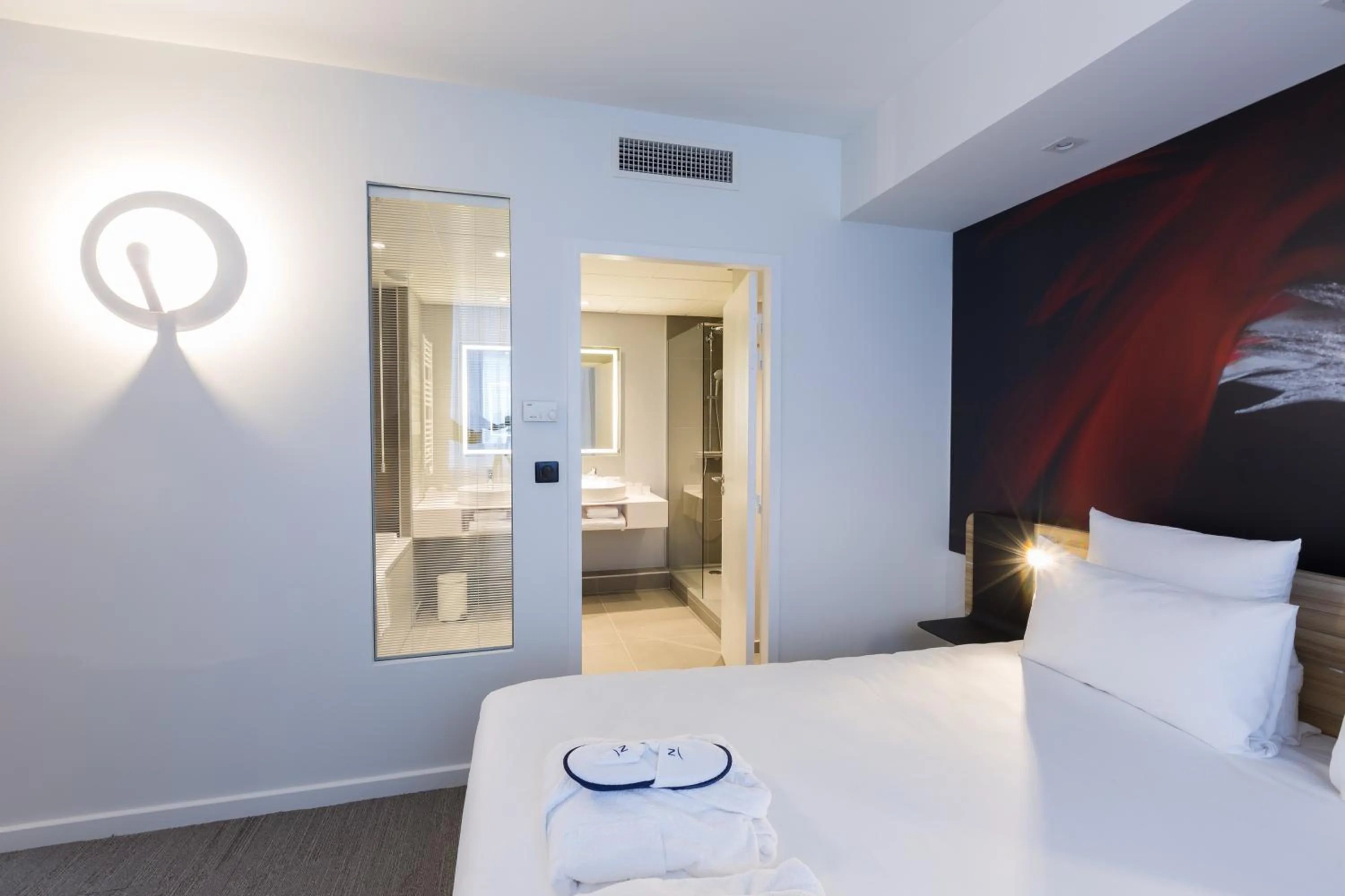 Bathroom, Bed in Novotel Poitiers Site du Futuroscope