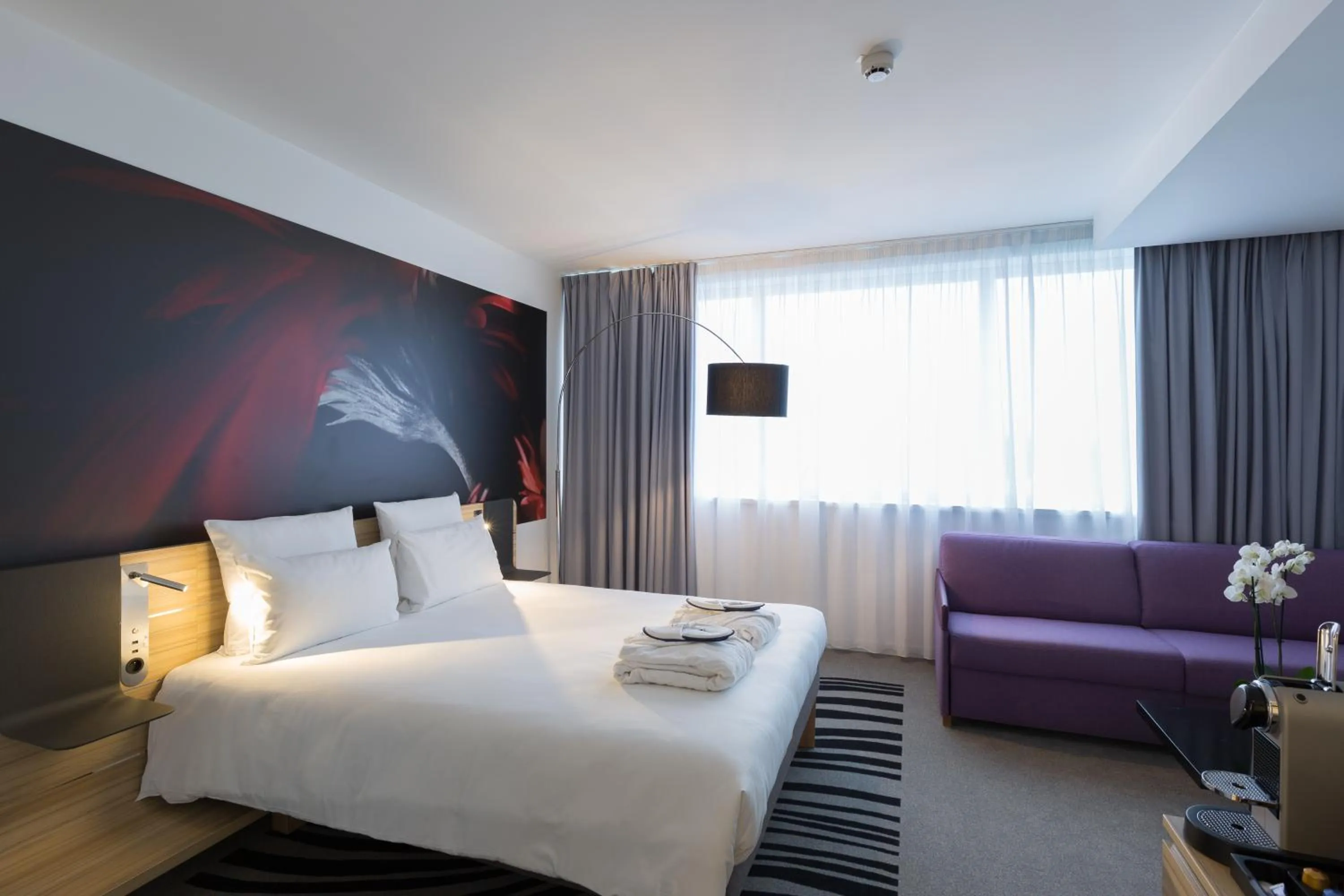 Photo of the whole room, Bed in Novotel Poitiers Site du Futuroscope