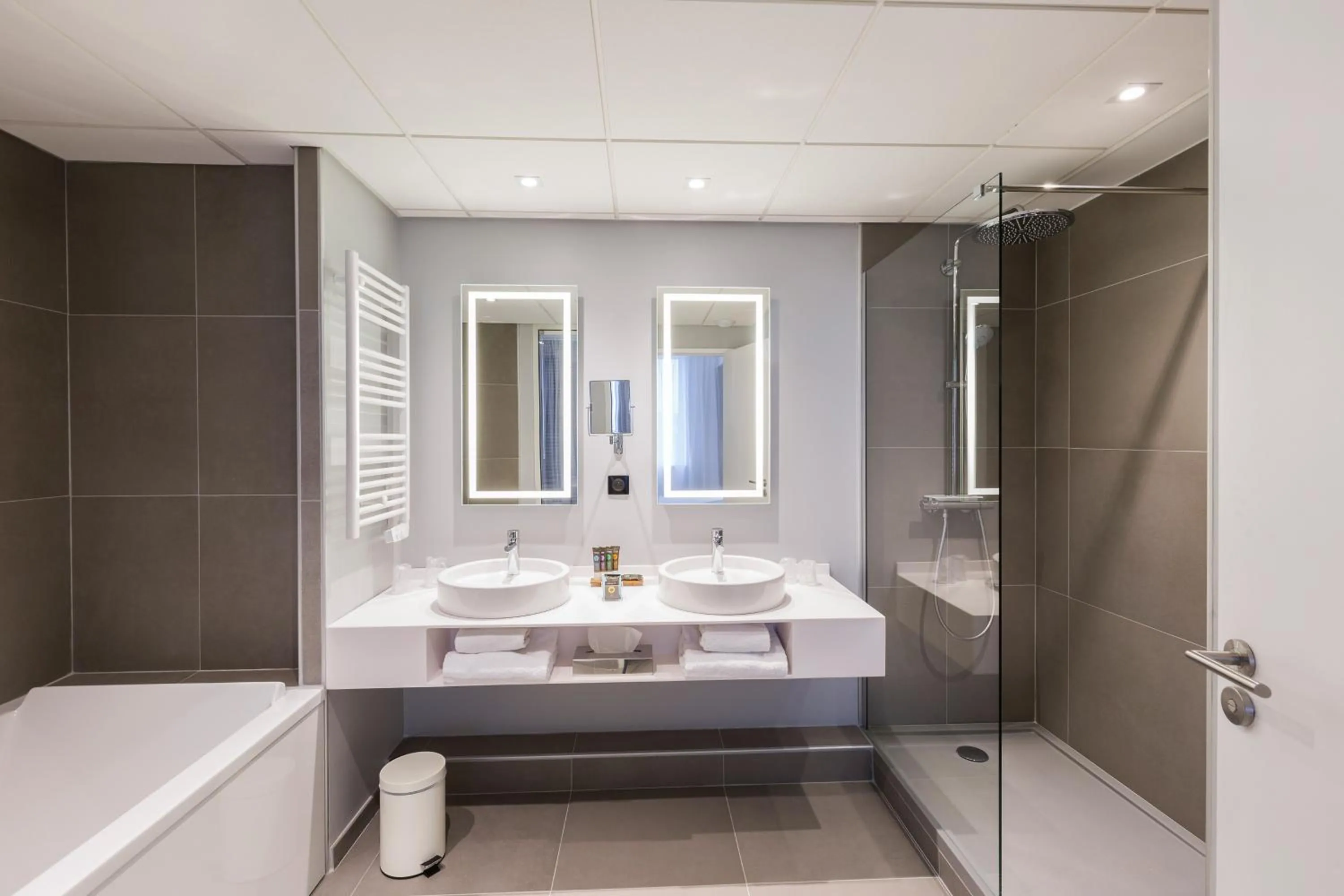 Bathroom in Novotel Poitiers Site du Futuroscope