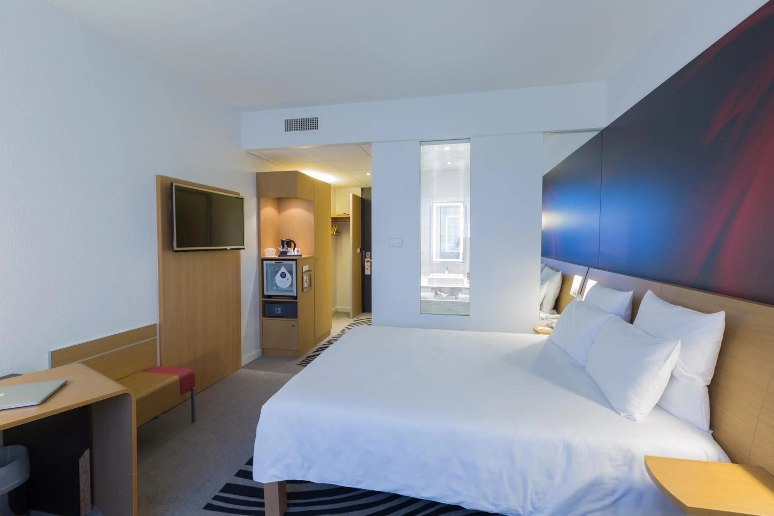 Photo of the whole room, Bed in Novotel Poitiers Site du Futuroscope