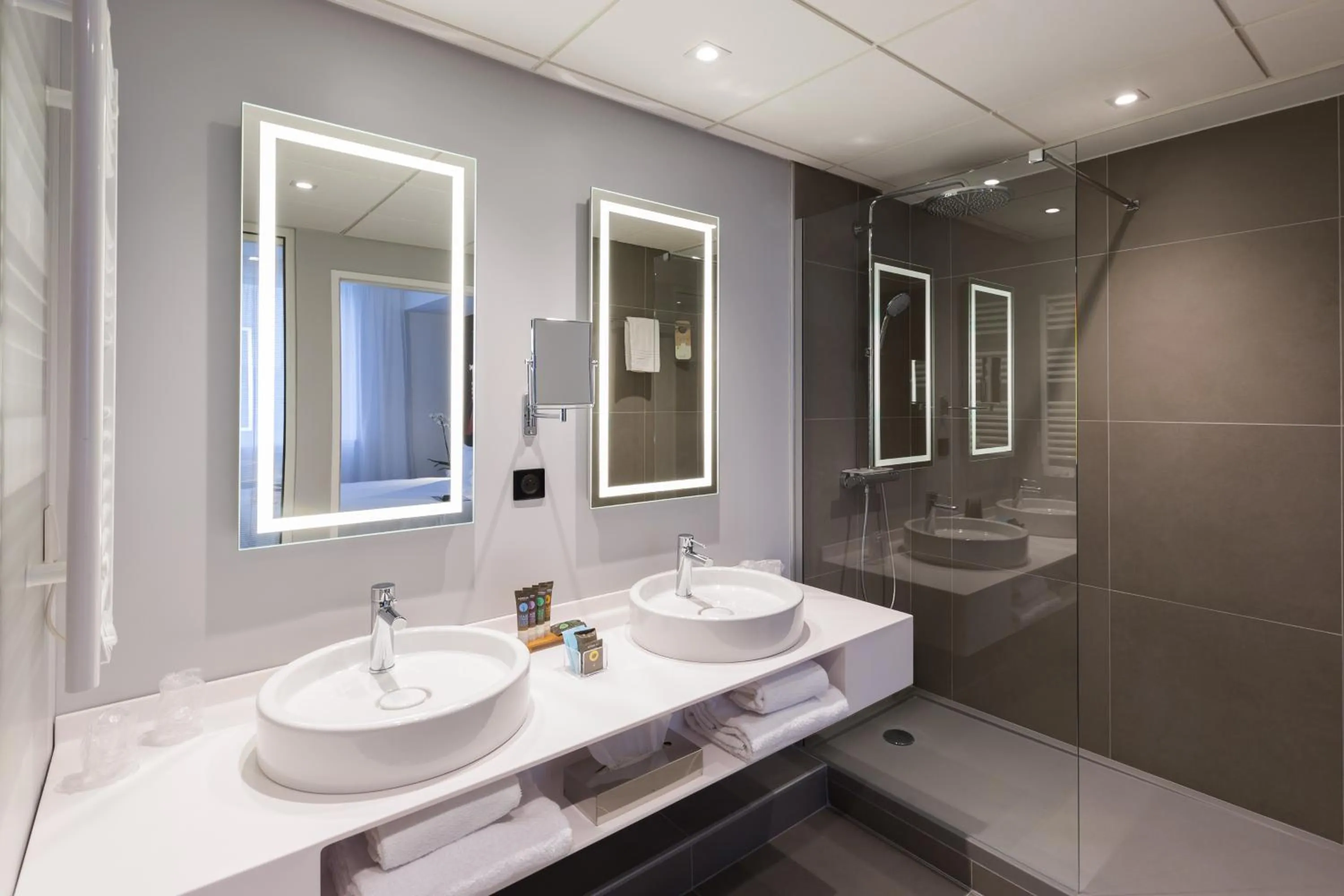 Bathroom in Novotel Poitiers Site du Futuroscope