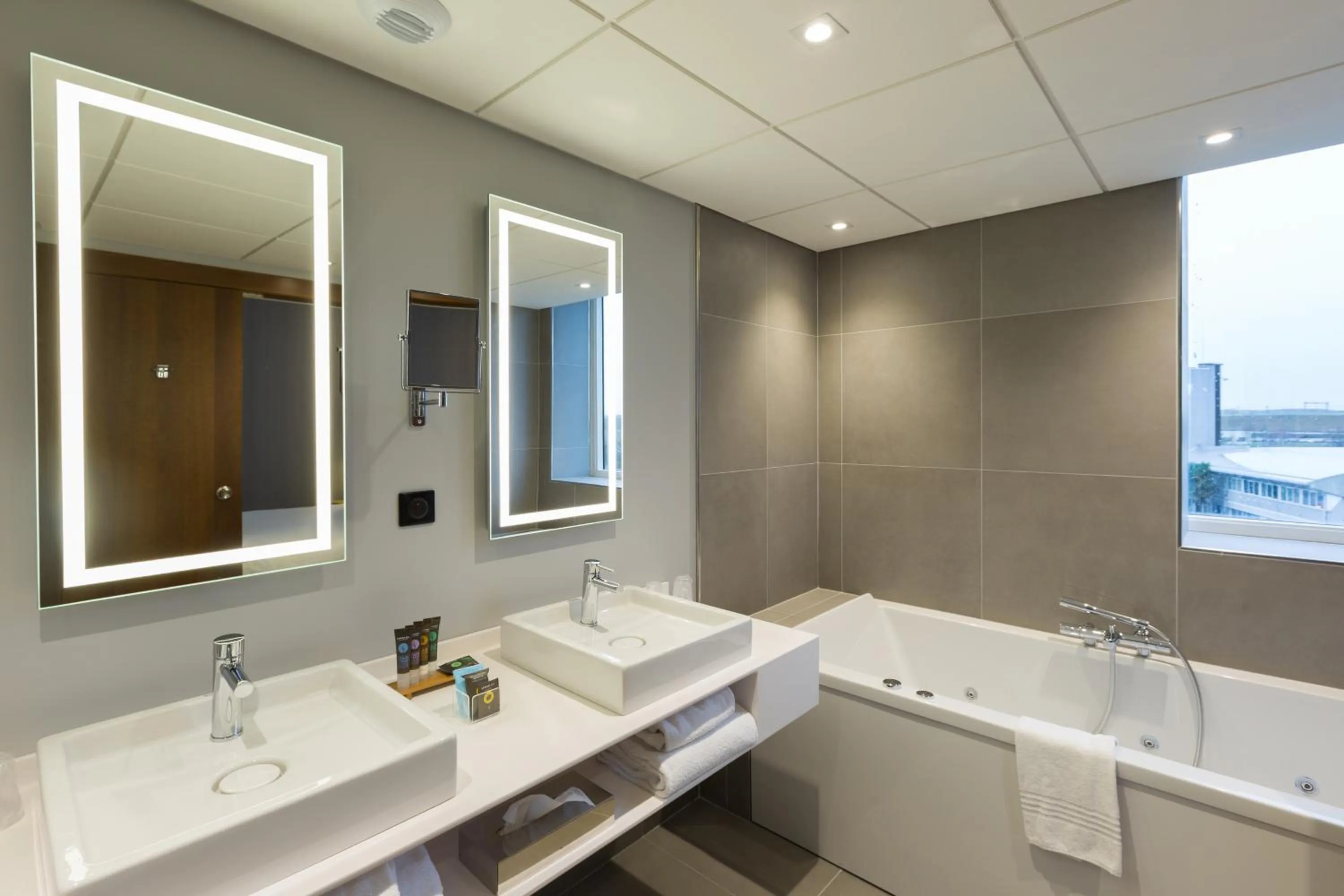 Bathroom in Novotel Poitiers Site du Futuroscope