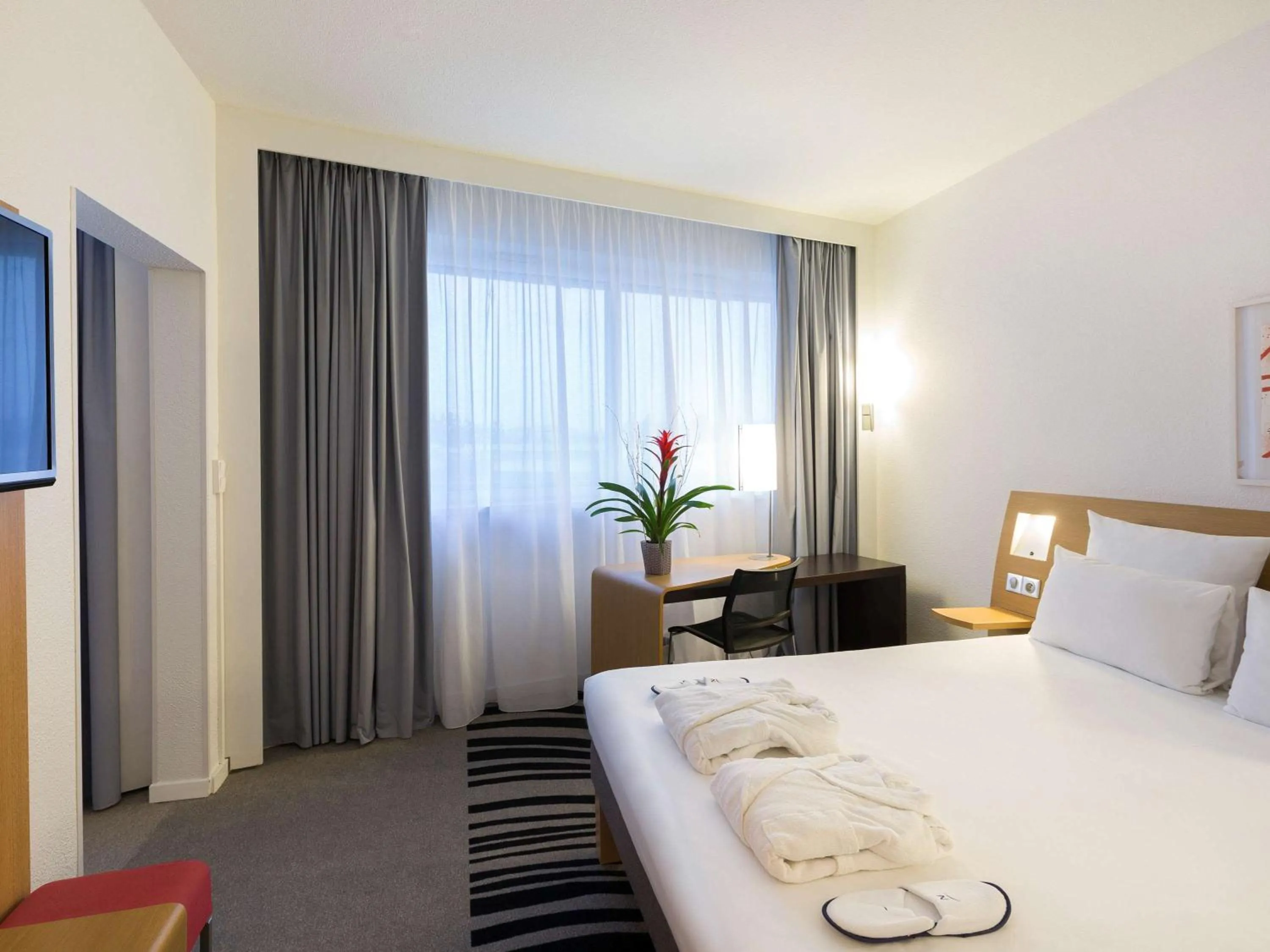 Photo of the whole room, Bed in Novotel Poitiers Site du Futuroscope