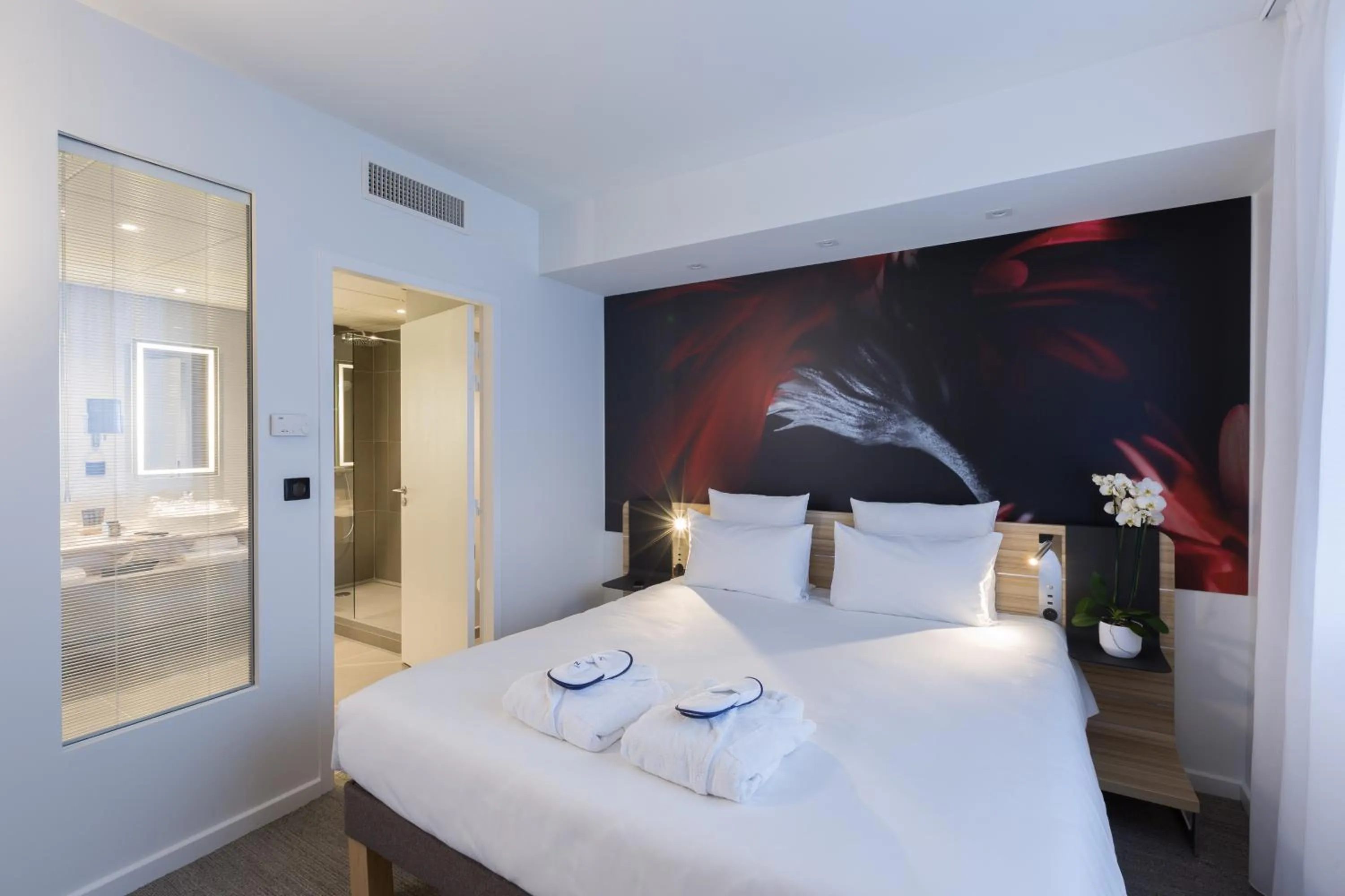 Photo of the whole room, Bed in Novotel Poitiers Site du Futuroscope