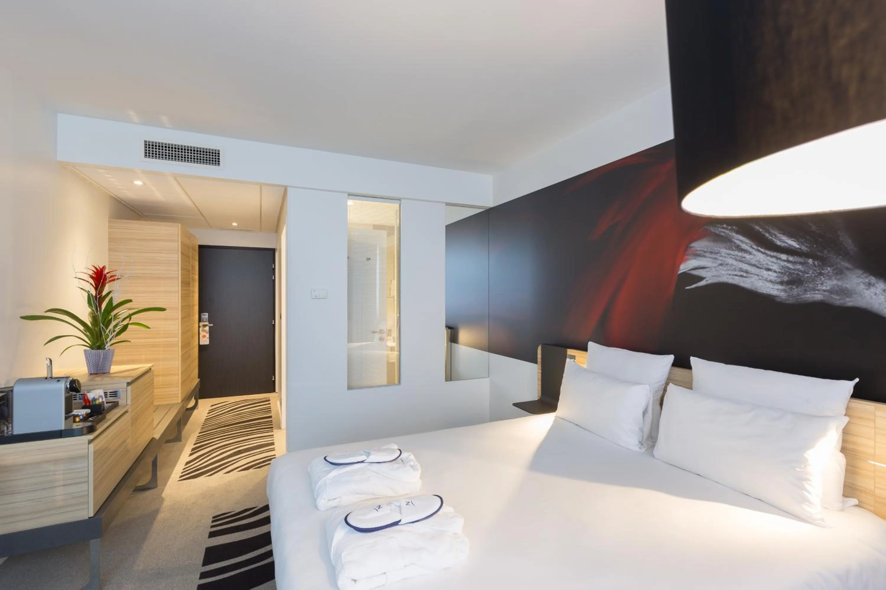 Photo of the whole room, Bed in Novotel Poitiers Site du Futuroscope