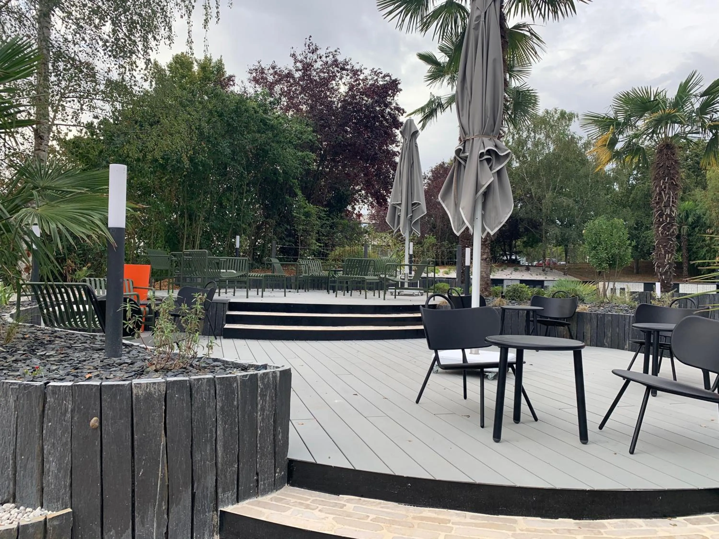 Patio in Novotel Poitiers Site du Futuroscope
