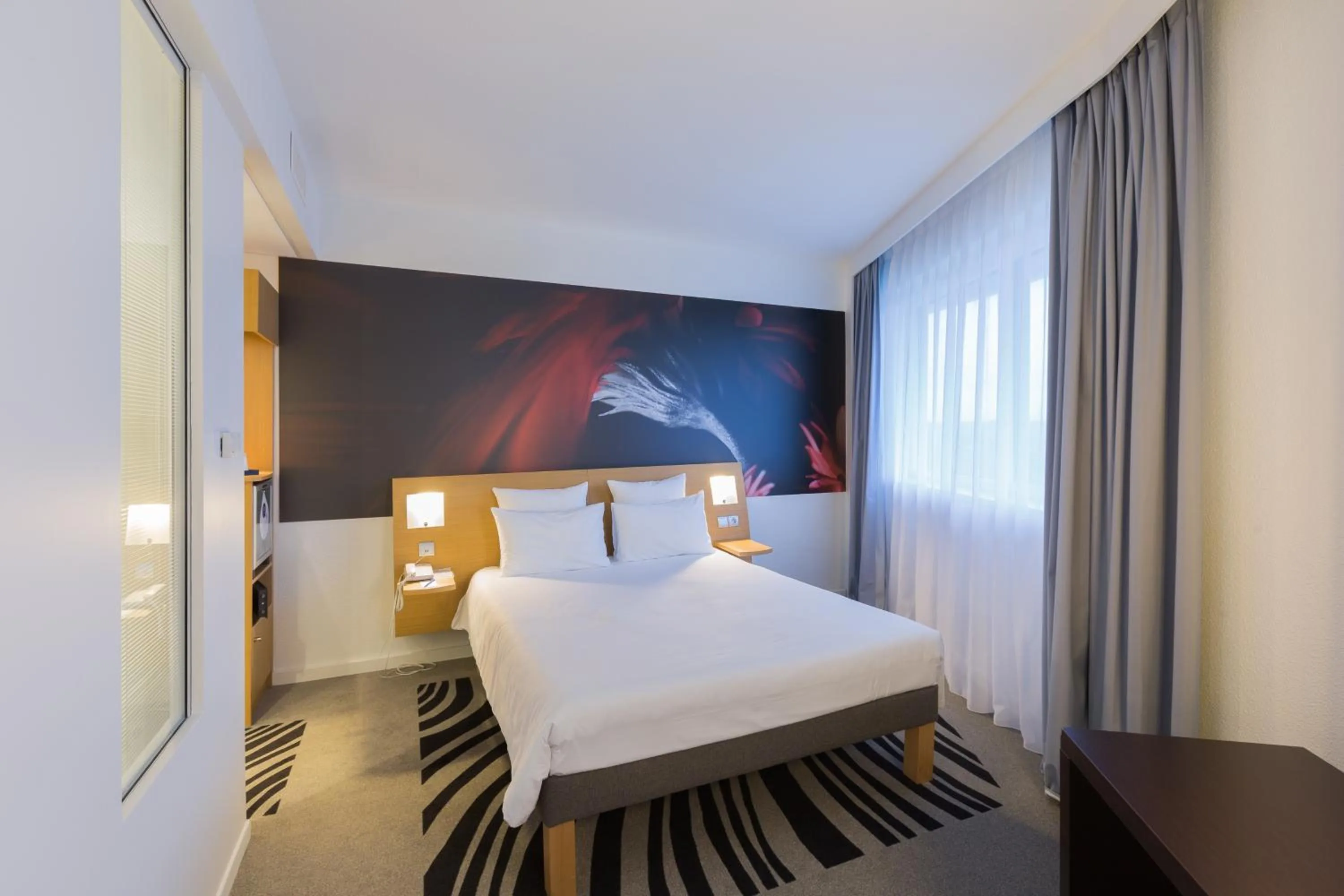 Photo of the whole room, Bed in Novotel Poitiers Site du Futuroscope