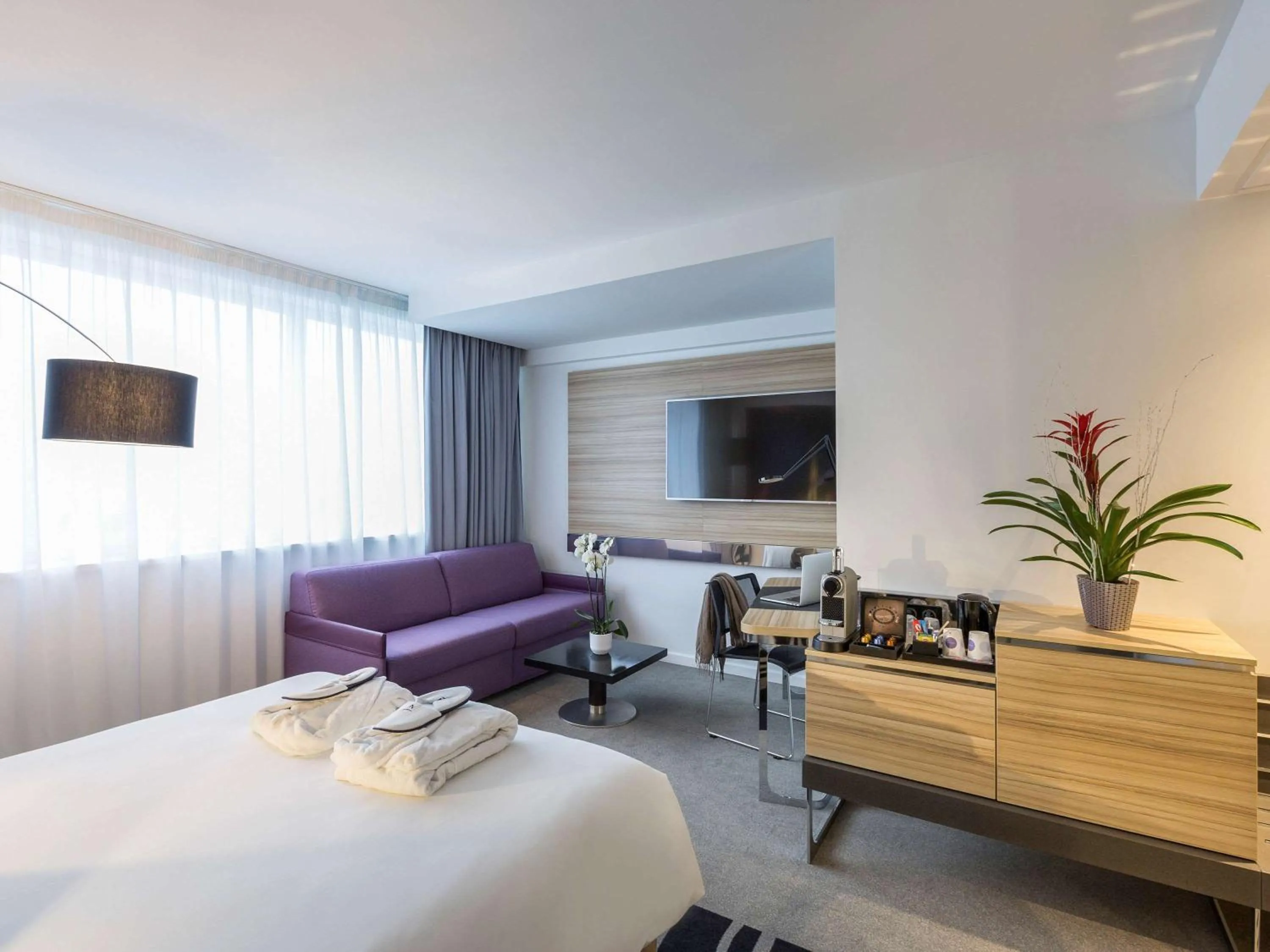 Photo of the whole room, Bed in Novotel Poitiers Site du Futuroscope