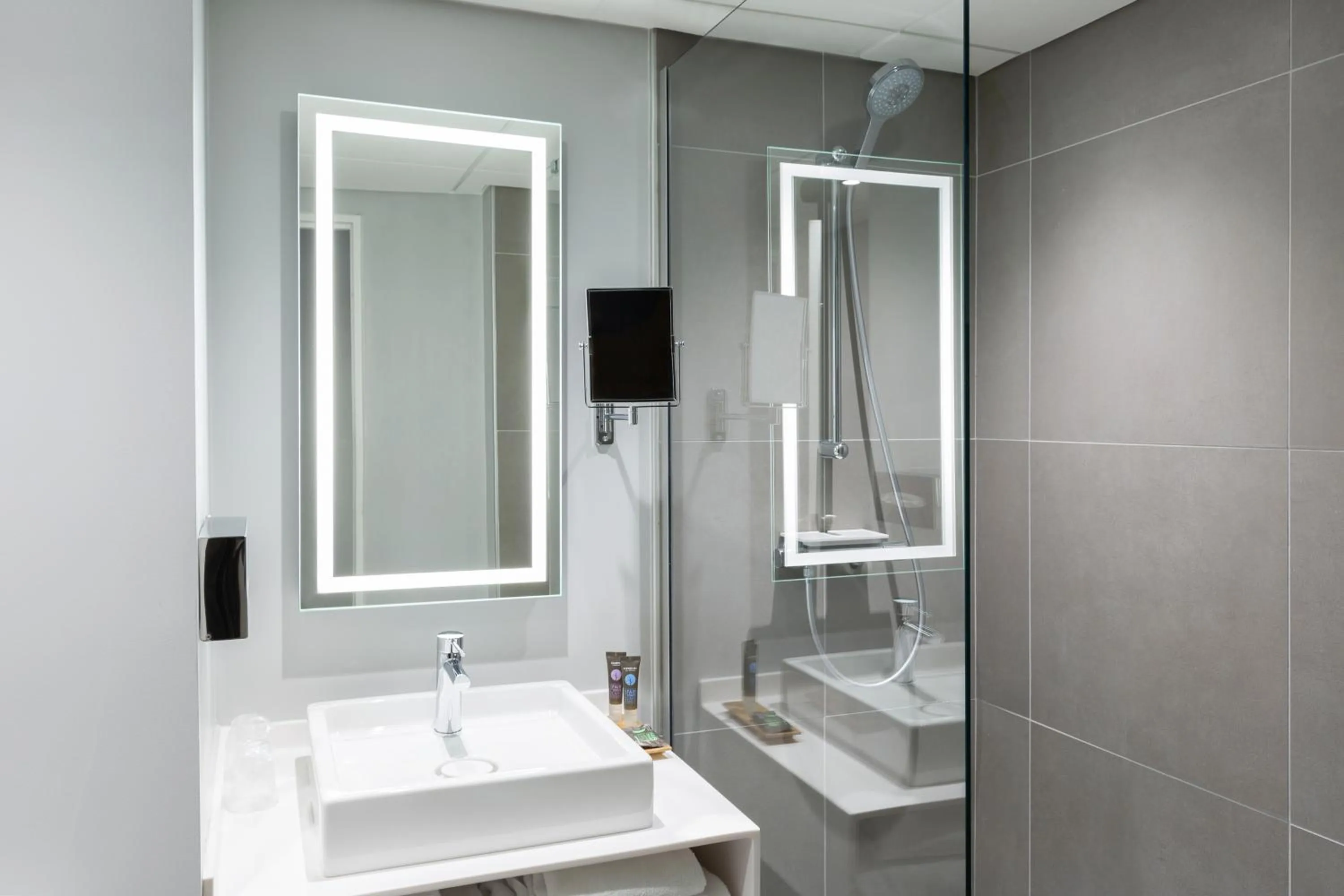 Bathroom in Novotel Poitiers Site du Futuroscope