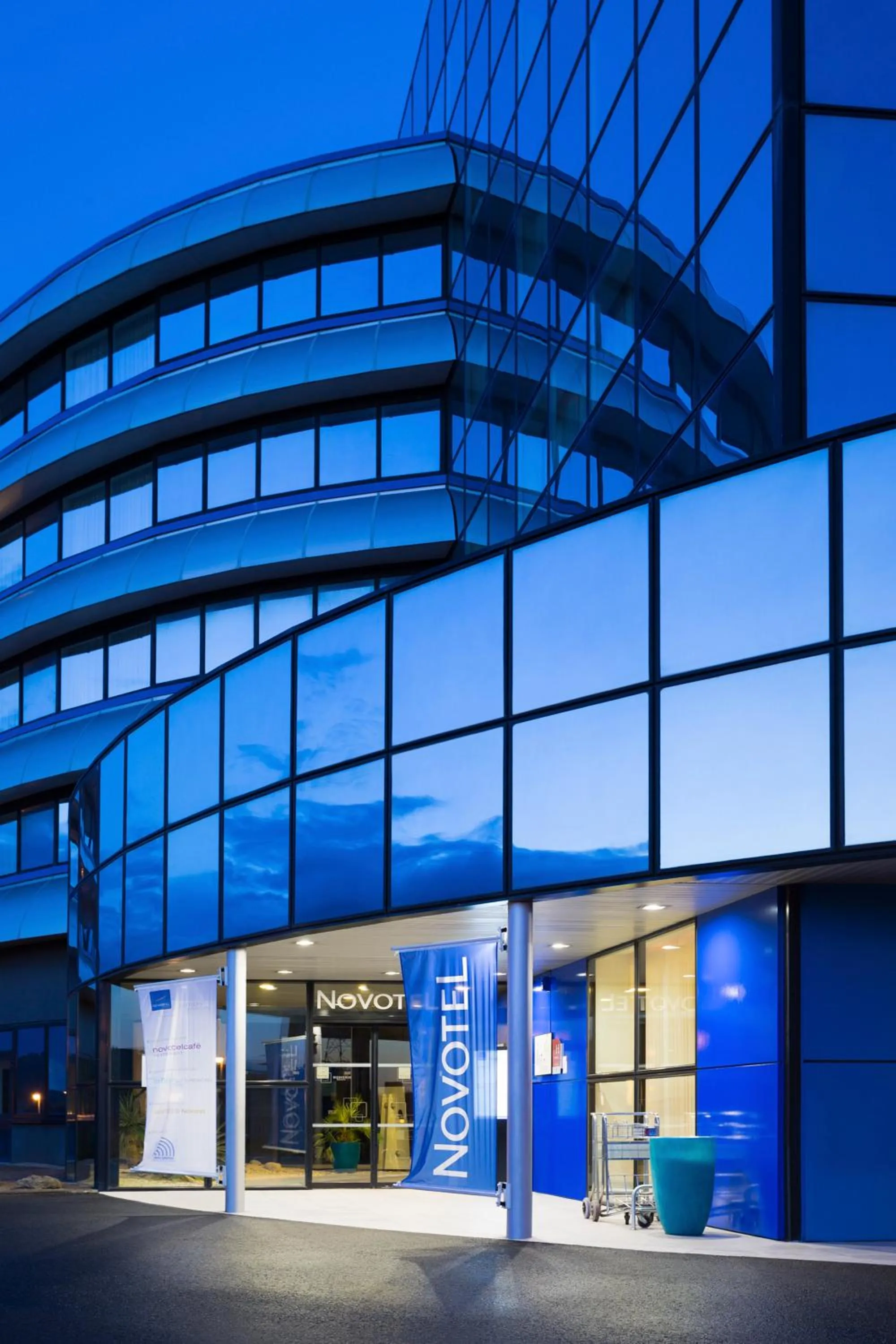 Facade/entrance in Novotel Poitiers Site du Futuroscope