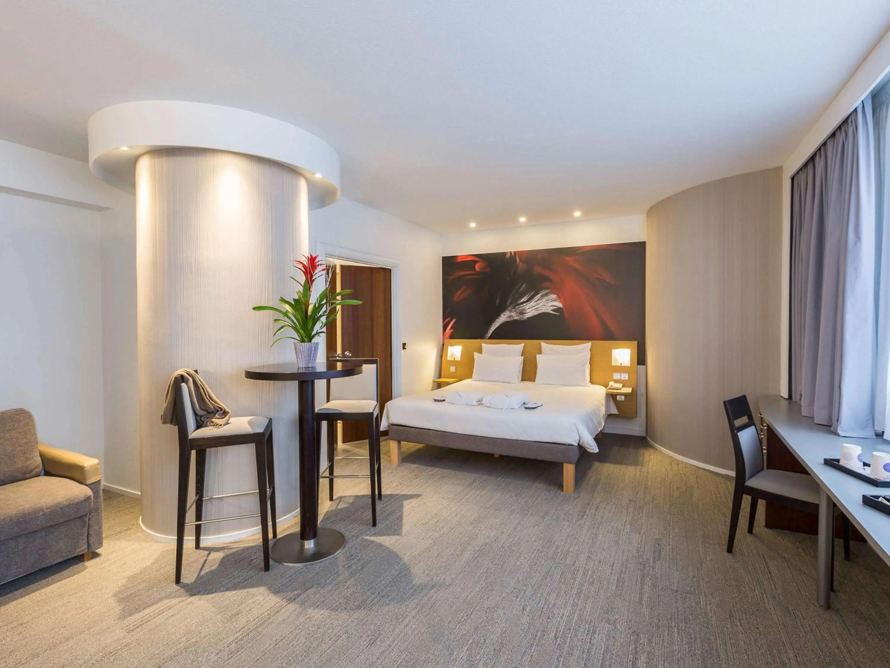 Photo of the whole room, Bed in Novotel Poitiers Site du Futuroscope