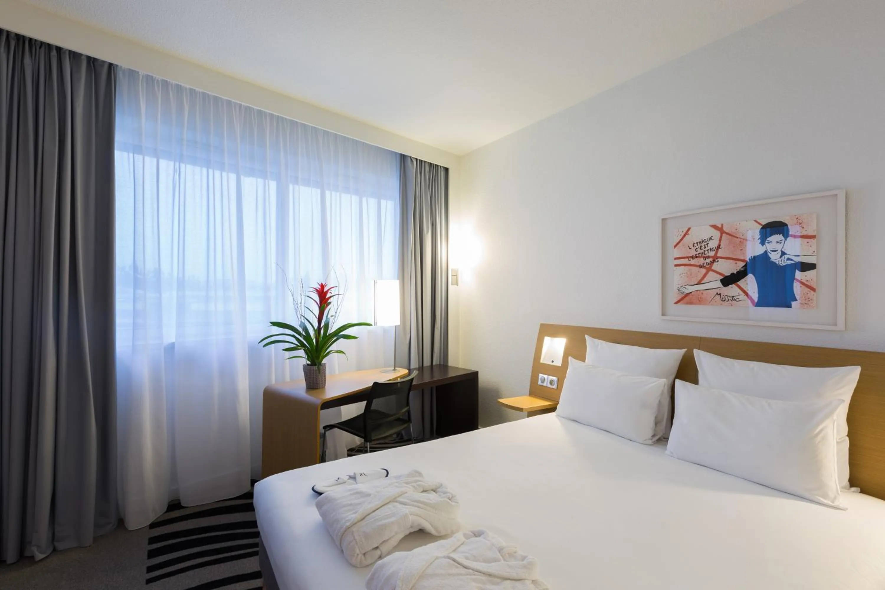 Photo of the whole room, Bed in Novotel Poitiers Site du Futuroscope