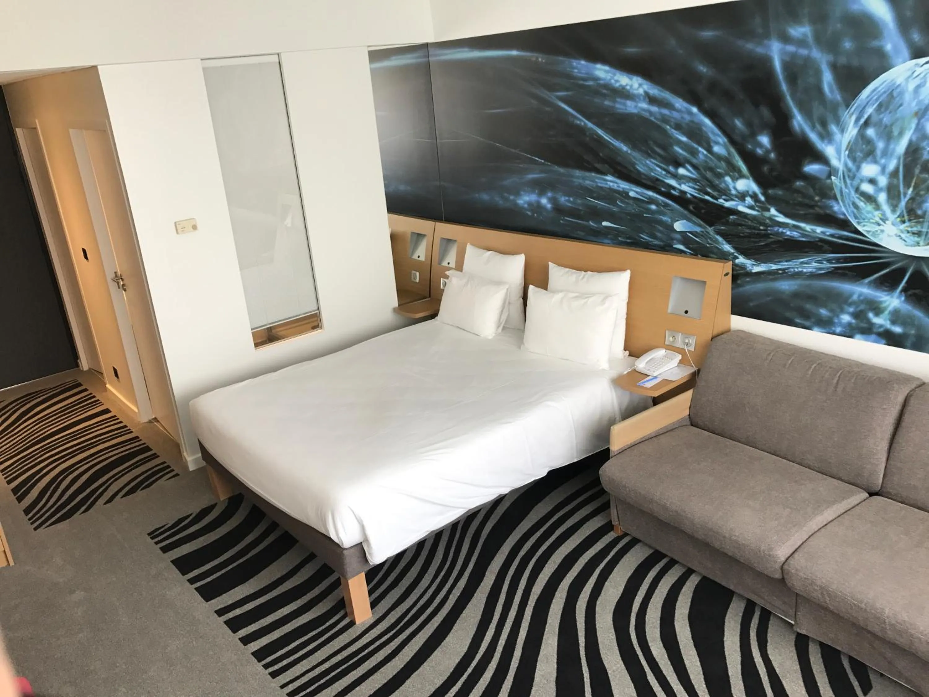 Photo of the whole room, Bed in Novotel Poitiers Site du Futuroscope