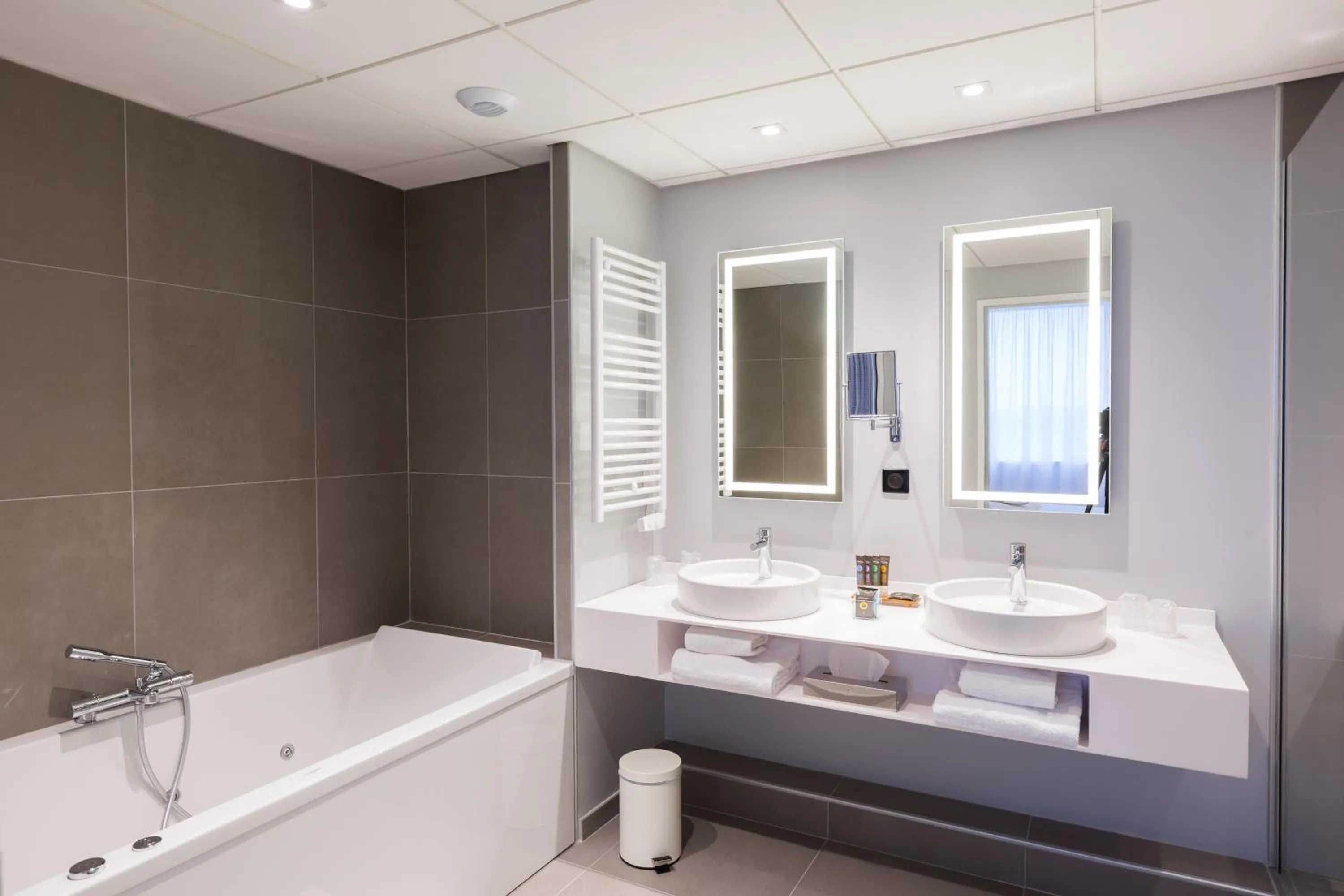 Bathroom in Novotel Poitiers Site du Futuroscope