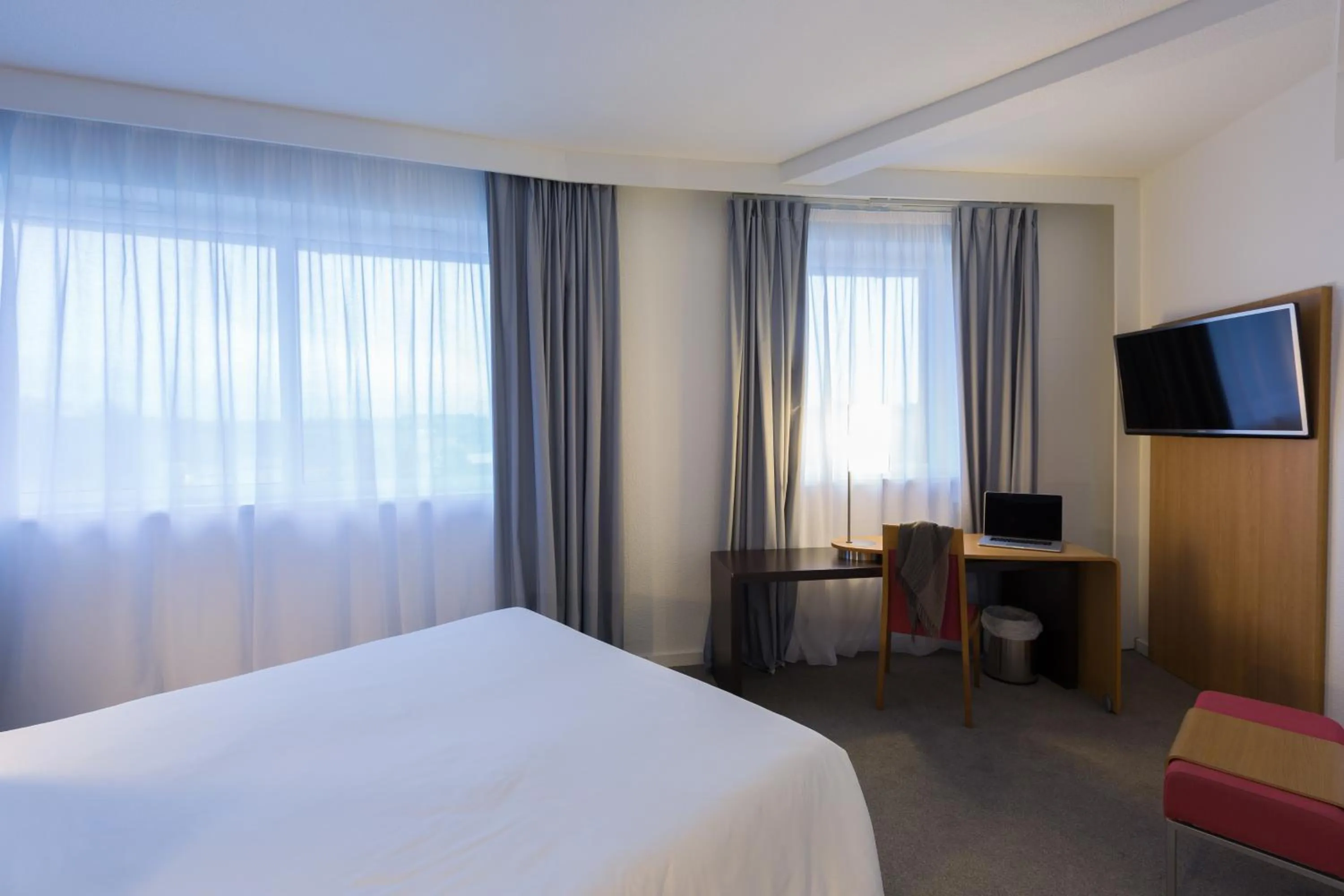 Photo of the whole room, Bed in Novotel Poitiers Site du Futuroscope