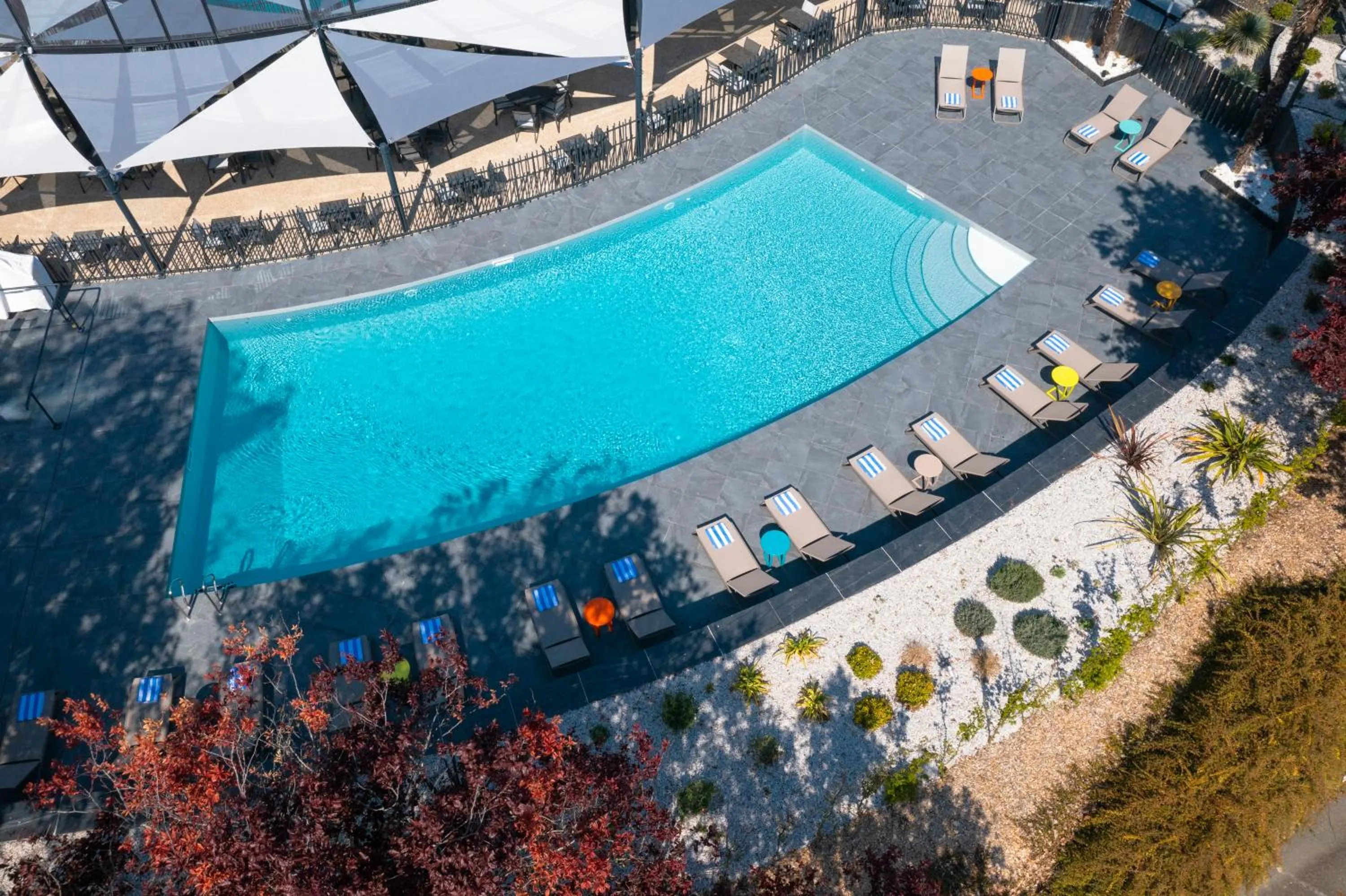 Pool view in Novotel Poitiers Site du Futuroscope