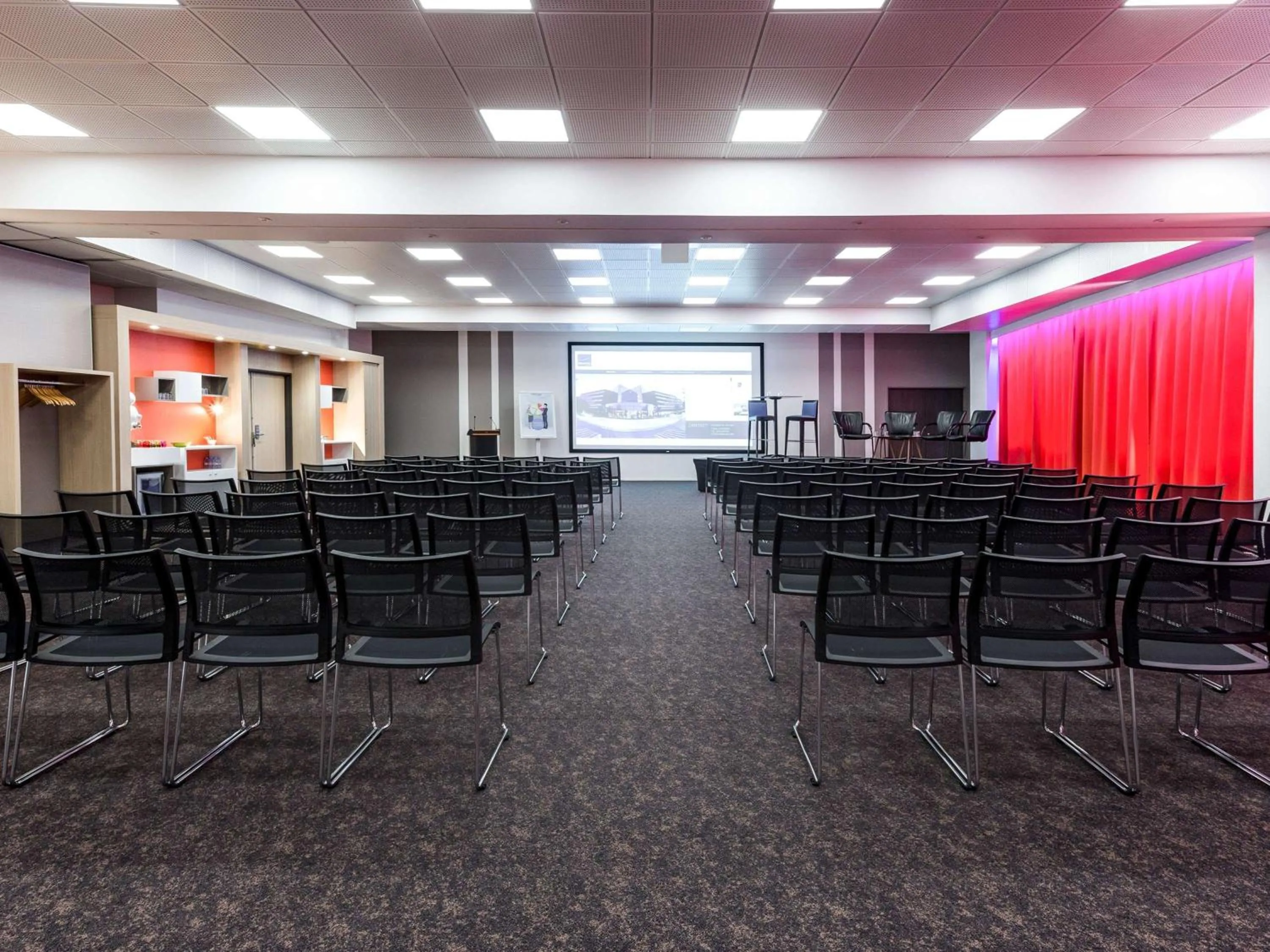 Meeting/conference room in Novotel Poitiers Site du Futuroscope