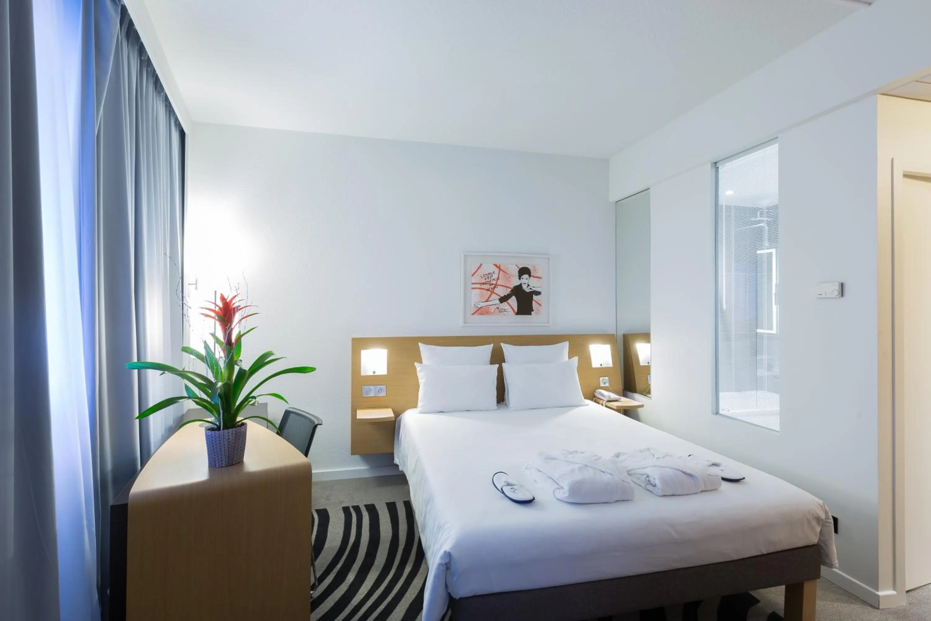 Photo of the whole room, Bed in Novotel Poitiers Site du Futuroscope