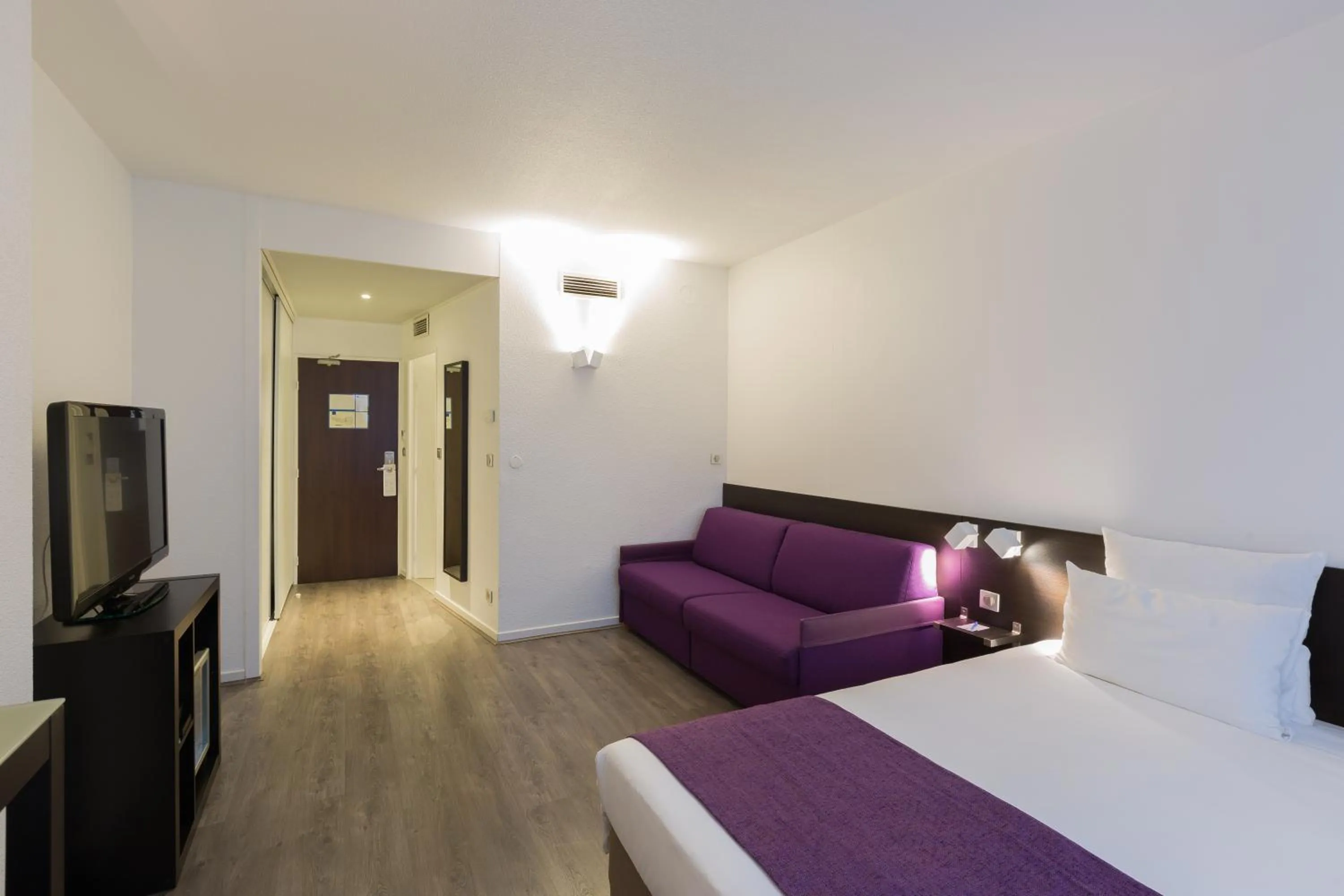 Photo of the whole room, Bed in Novotel Poitiers Site du Futuroscope