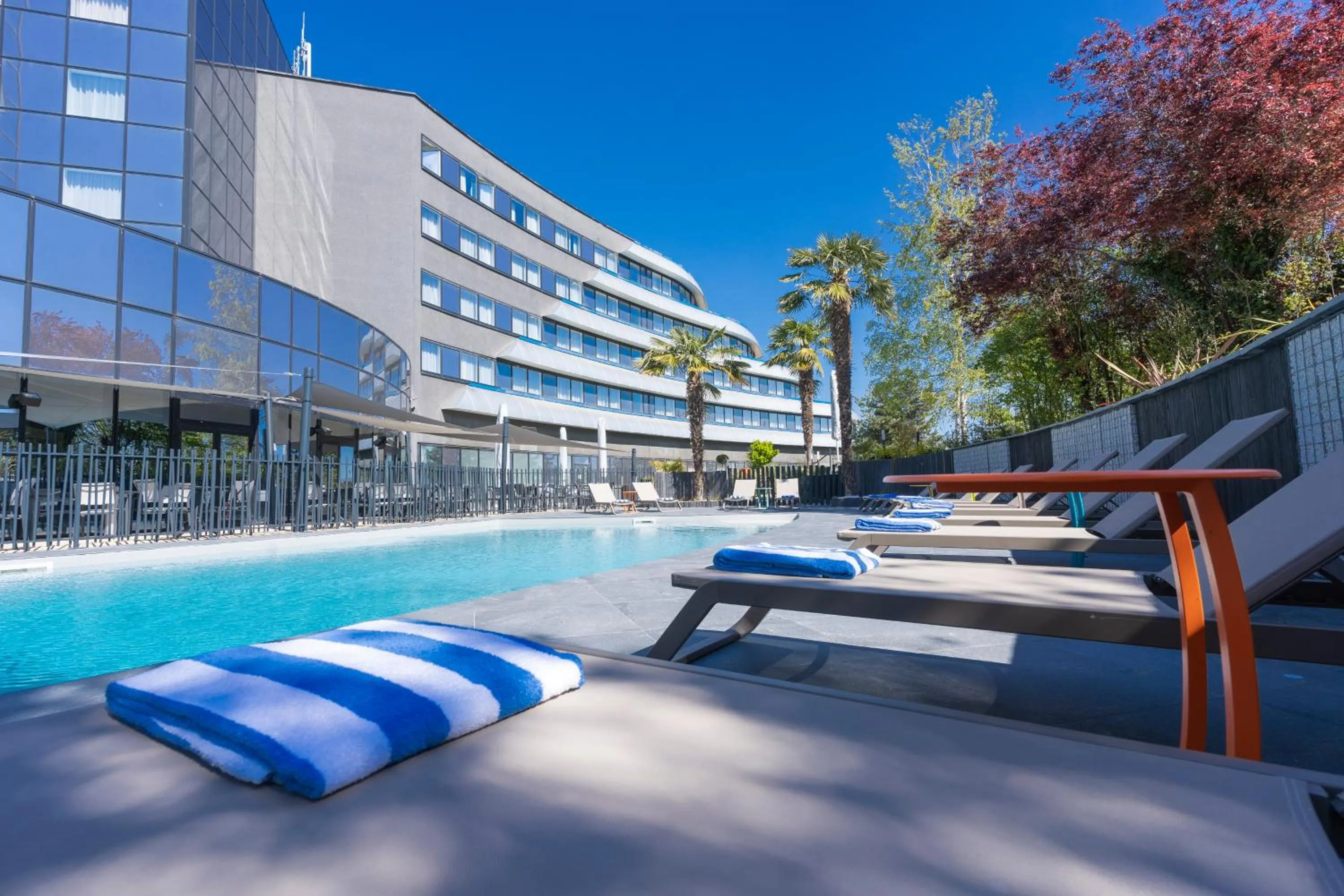 Swimming pool in Novotel Poitiers Site du Futuroscope