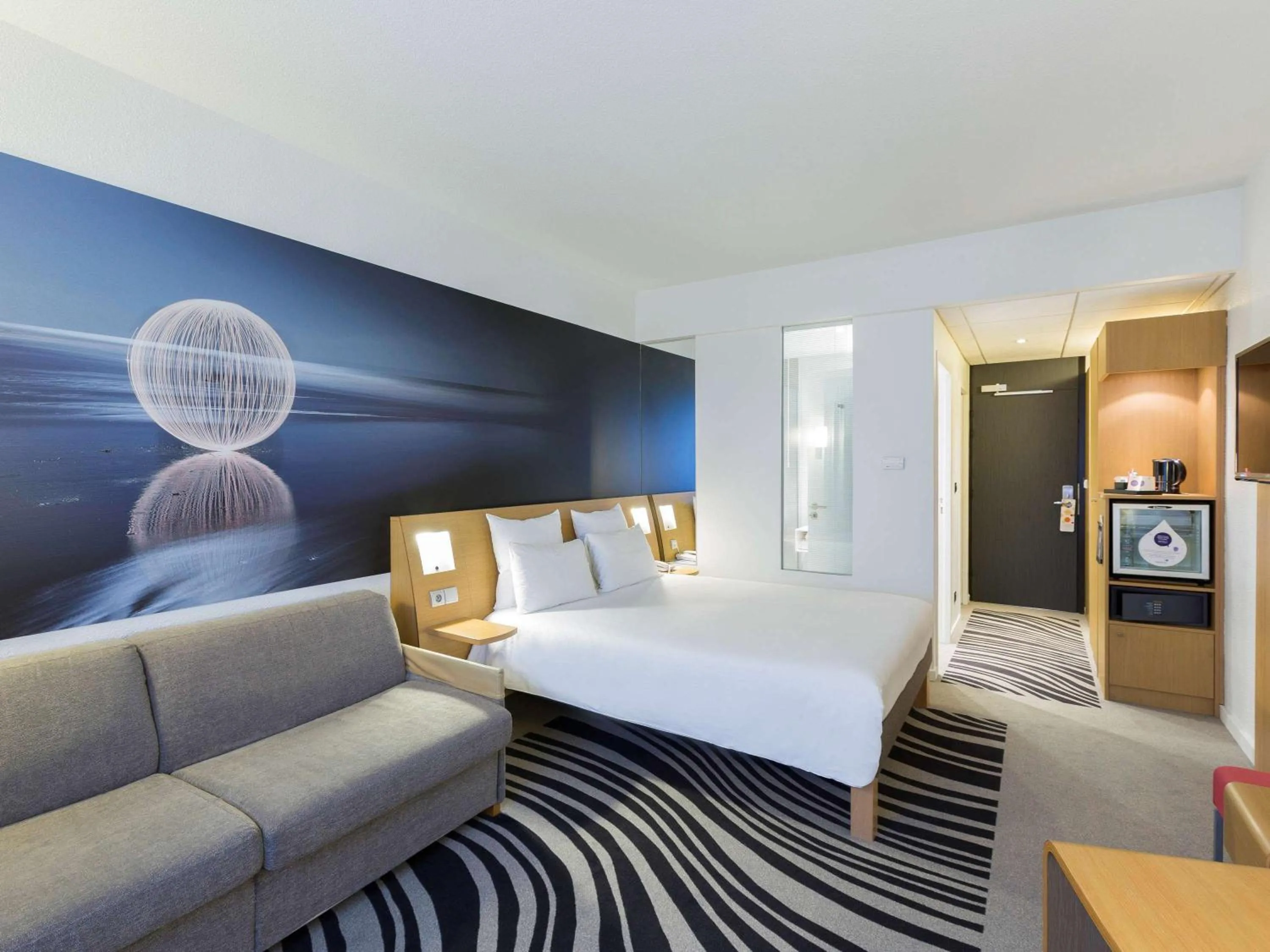 Photo of the whole room, Bed in Novotel Poitiers Site du Futuroscope
