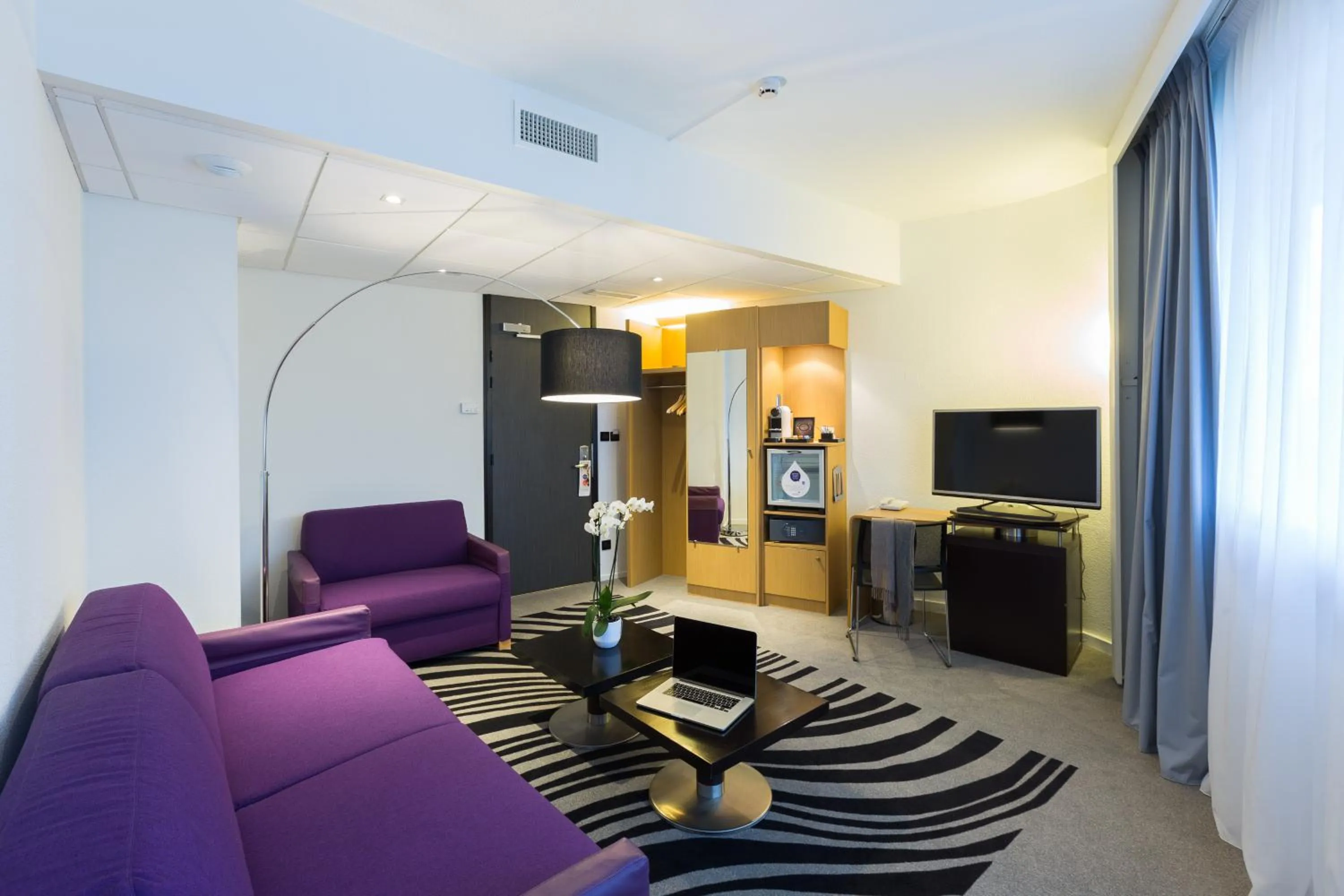 Living room in Novotel Poitiers Site du Futuroscope