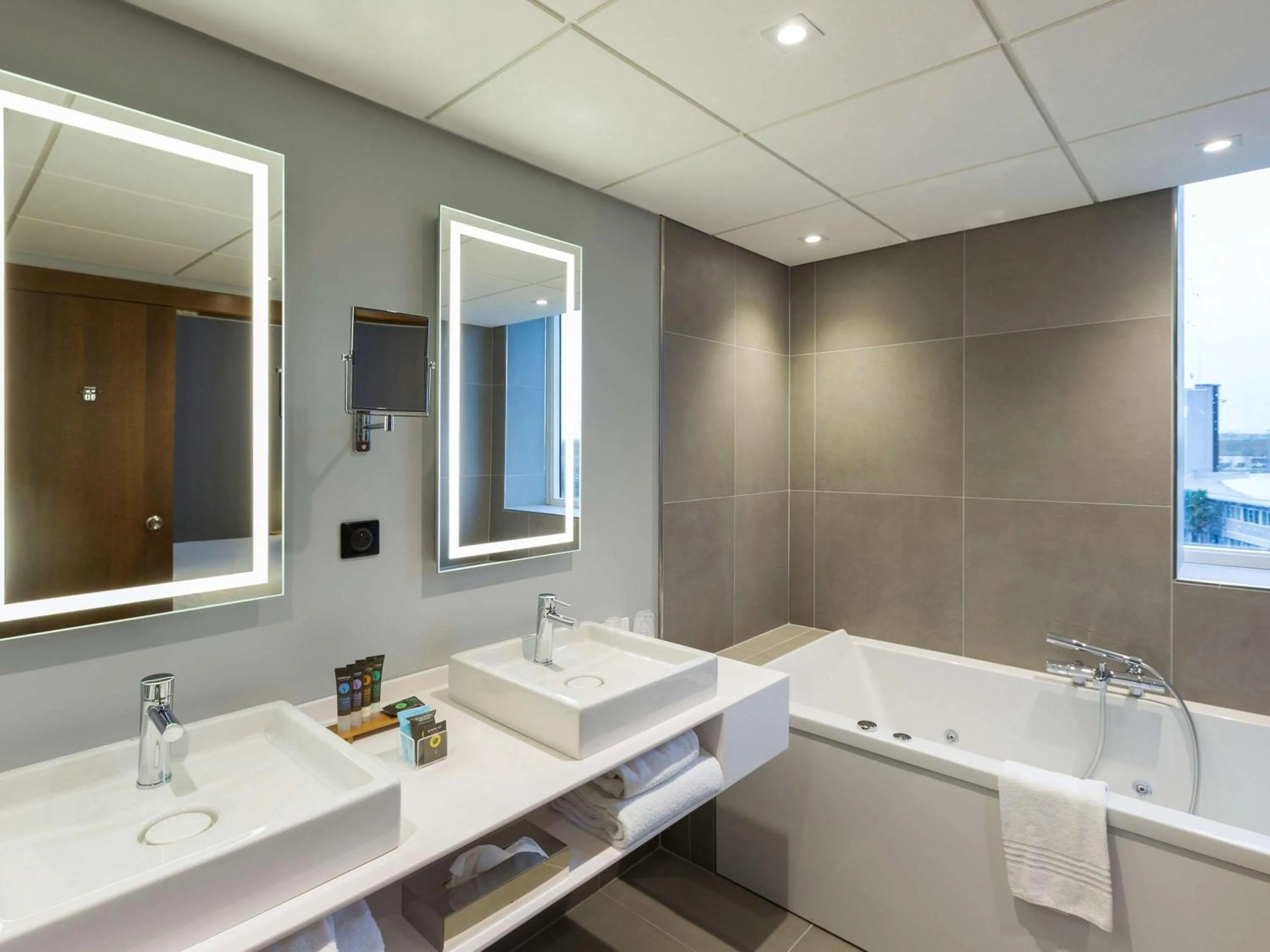 Photo of the whole room in Novotel Poitiers Site du Futuroscope