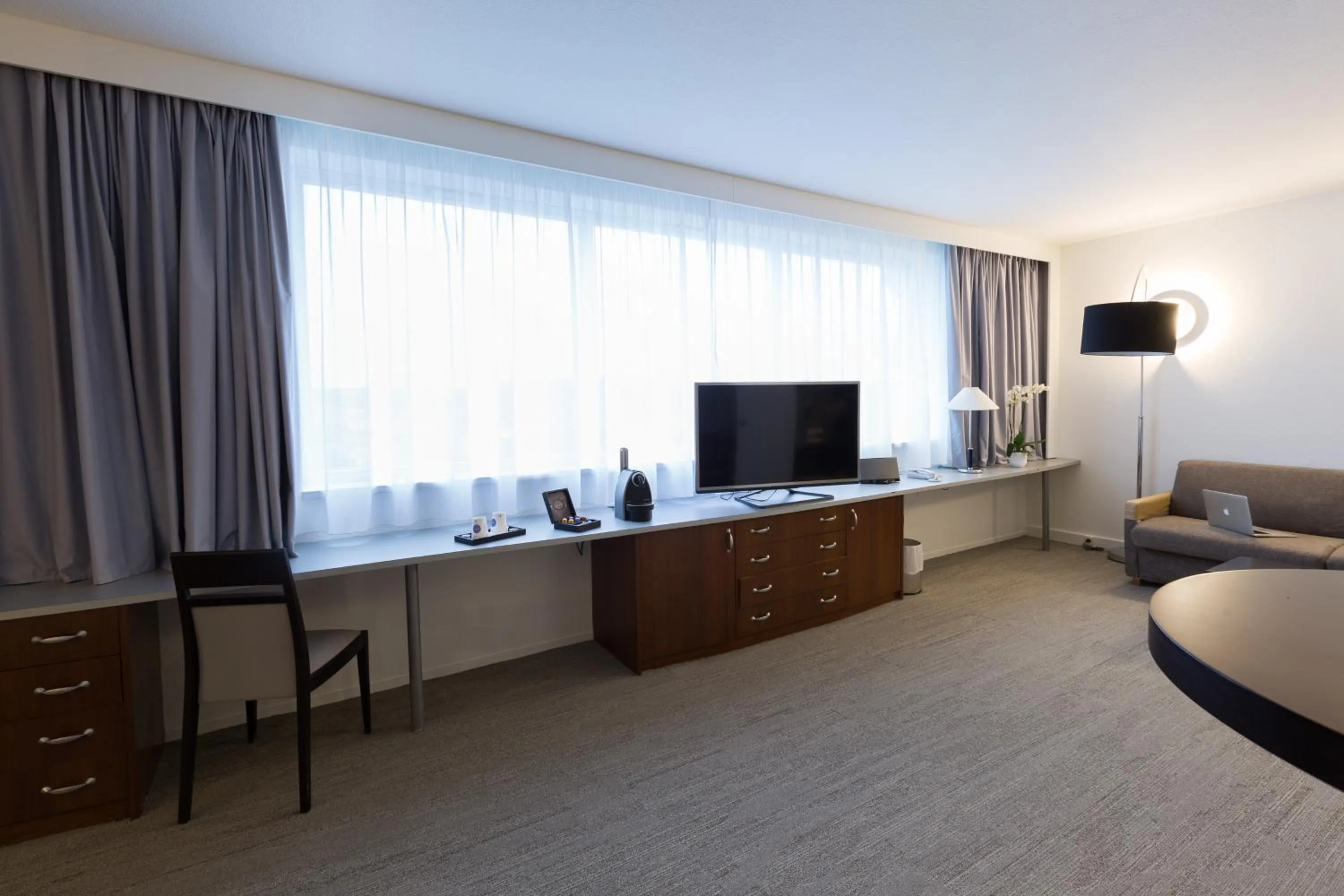 Photo of the whole room in Novotel Poitiers Site du Futuroscope