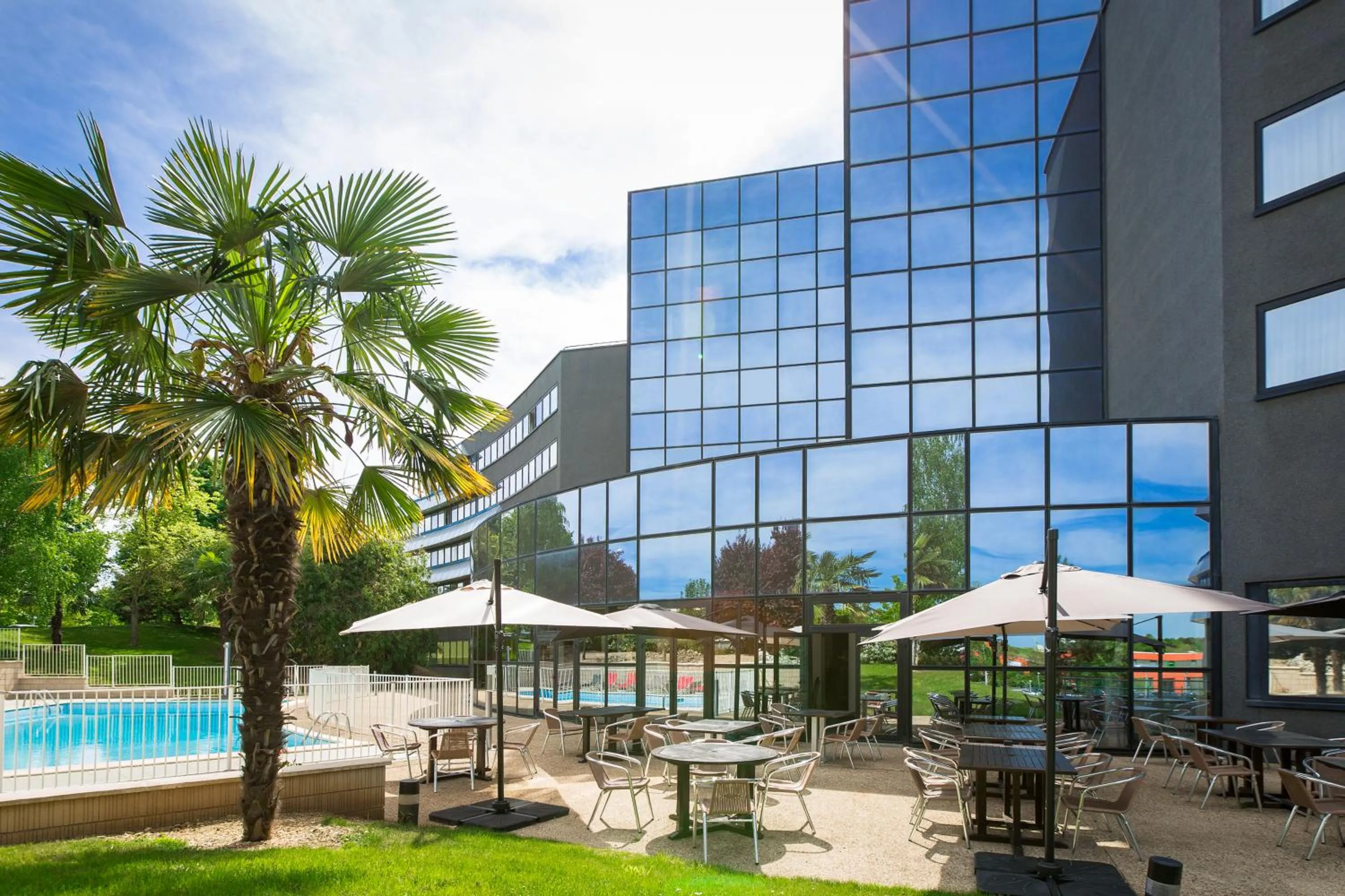 Swimming pool in Novotel Poitiers Site du Futuroscope