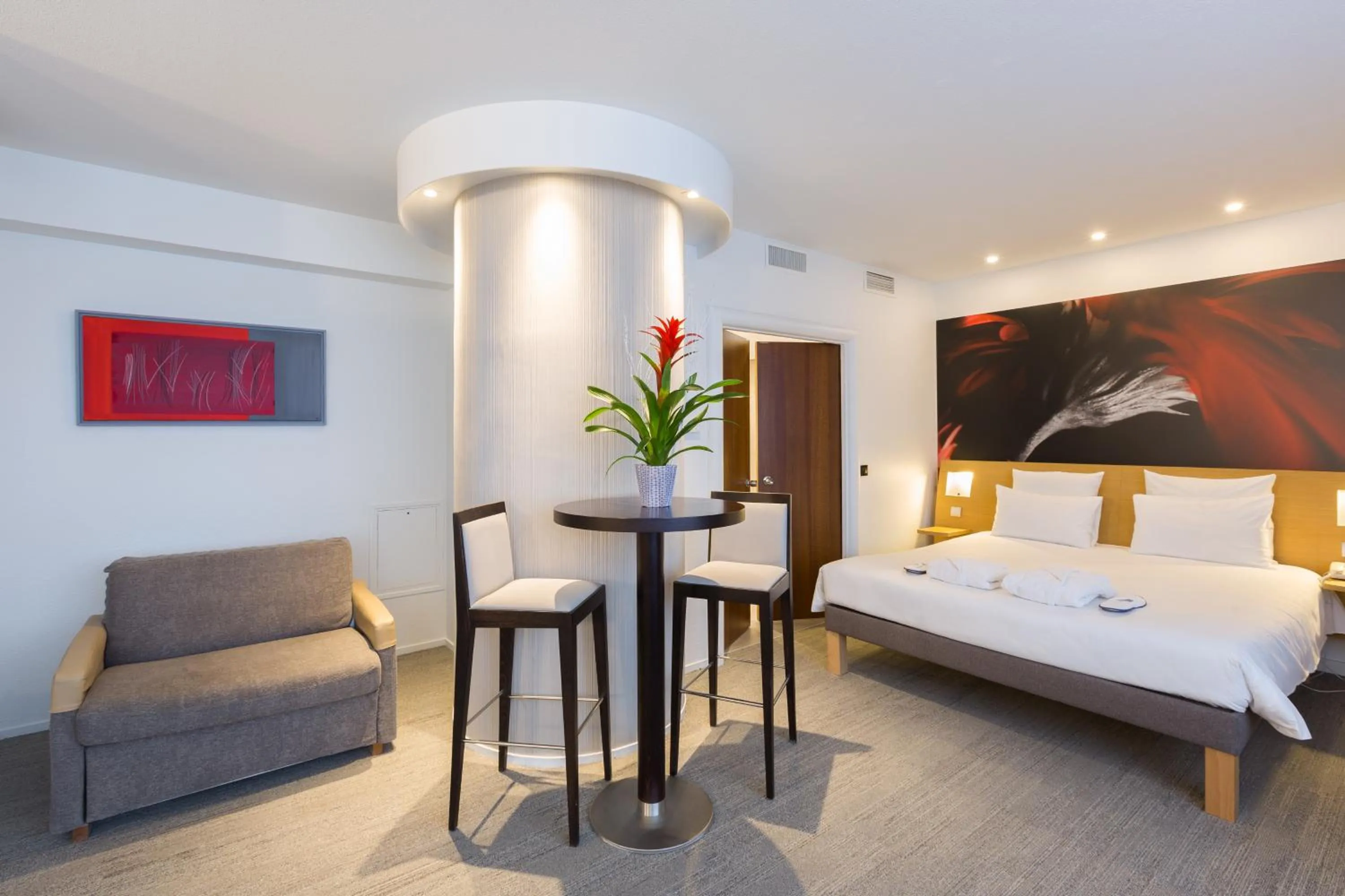 Bathroom, Bed in Novotel Poitiers Site du Futuroscope