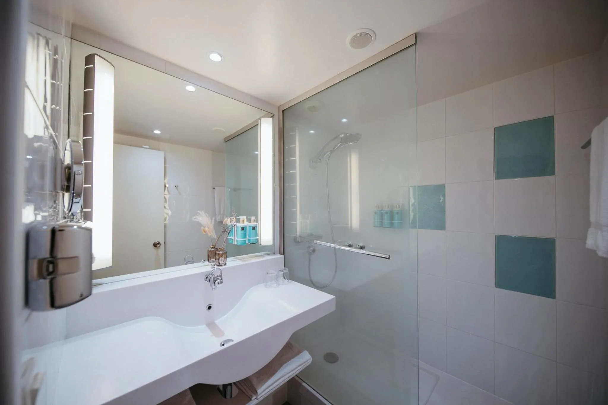 Bathroom in Hotel Novotel Domaine de Maffliers - Paris Val-d'Oise