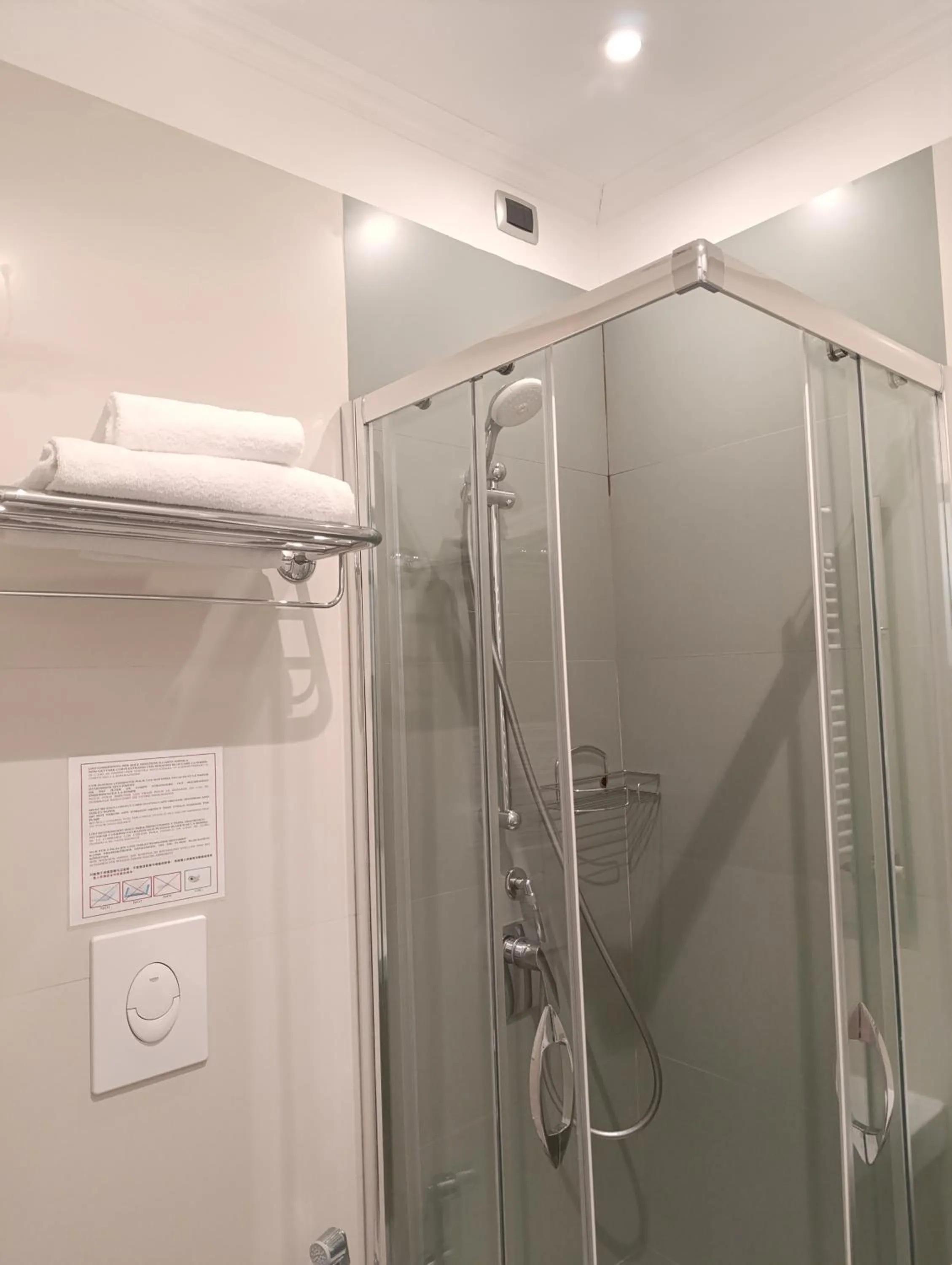 Shower in My Maison 109 Guest House