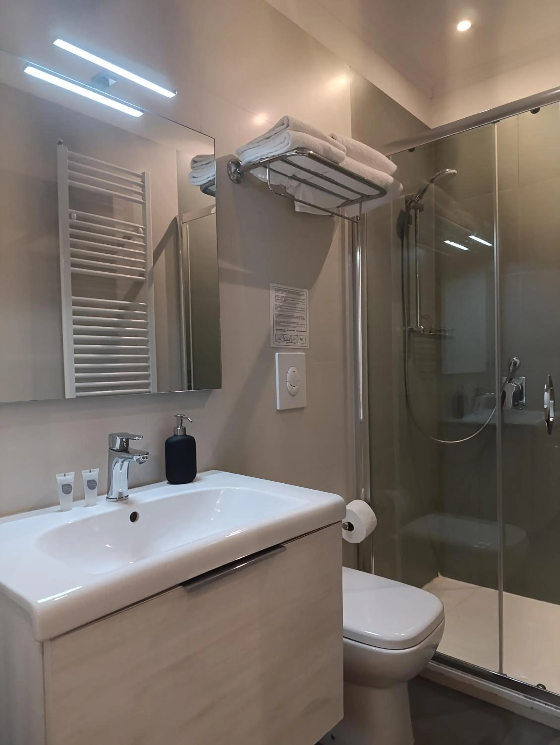 Shower in My Maison 109 Guest House