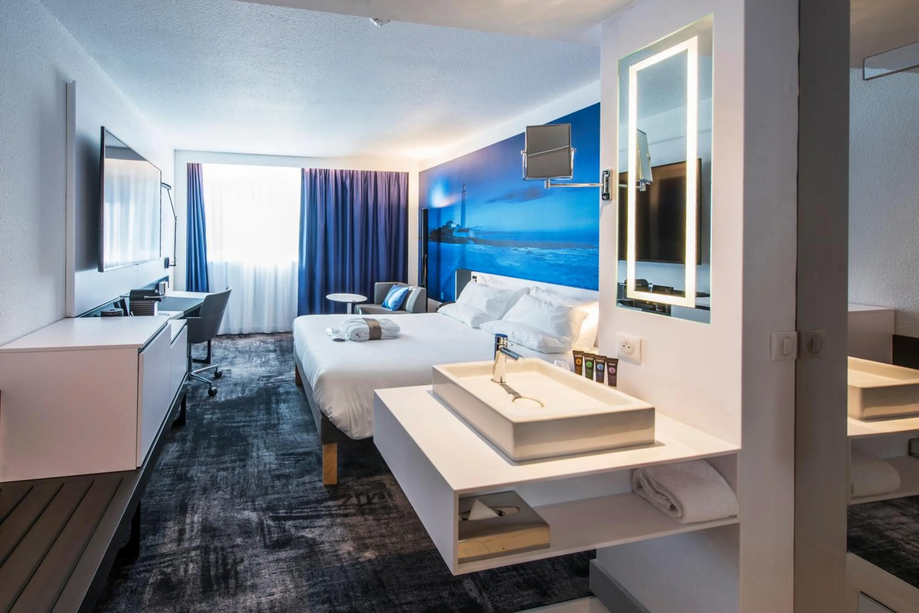 Property building, Bed in Novotel Rennes Alma