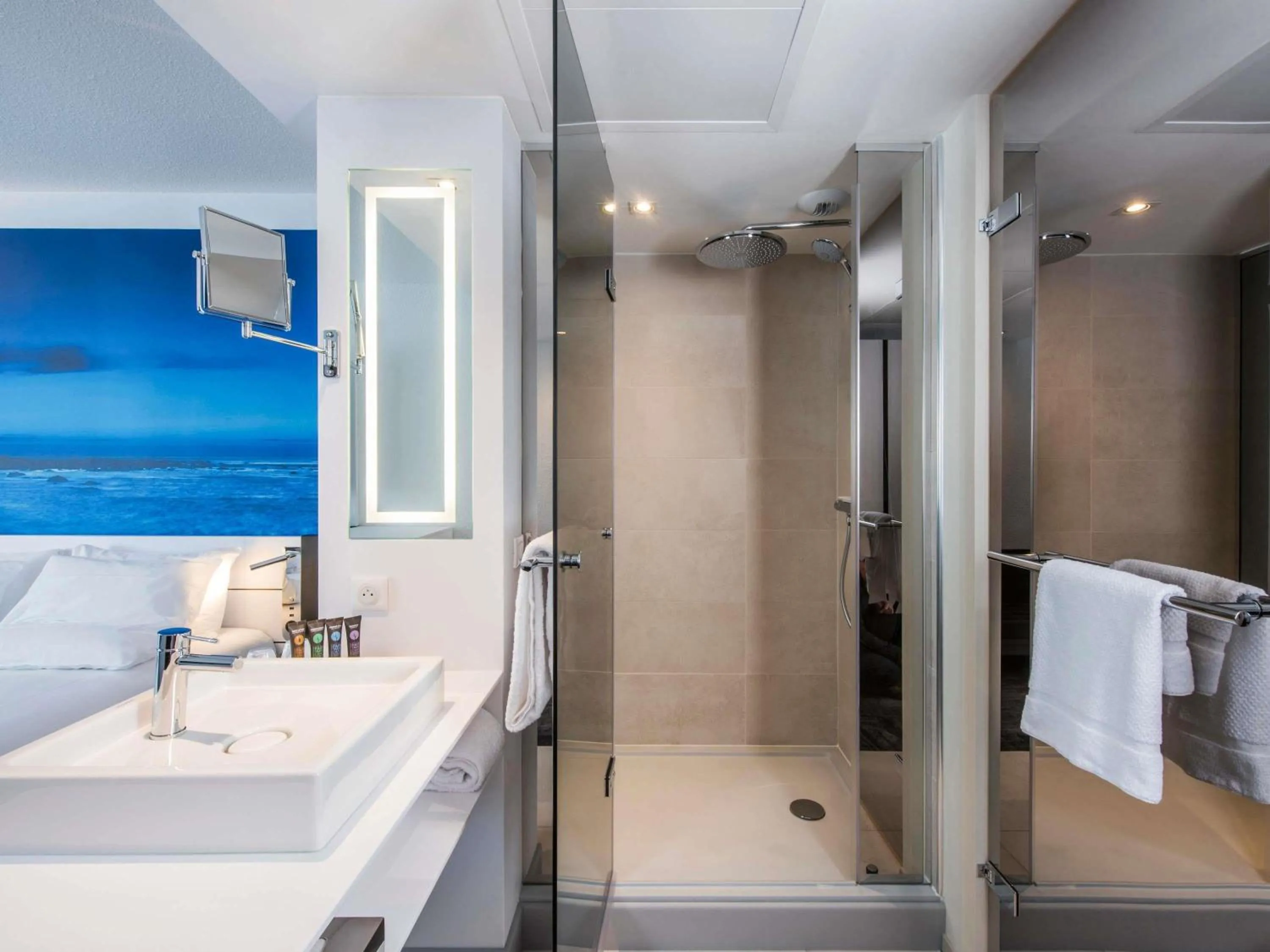 Bedroom, Bed in Novotel Rennes Alma