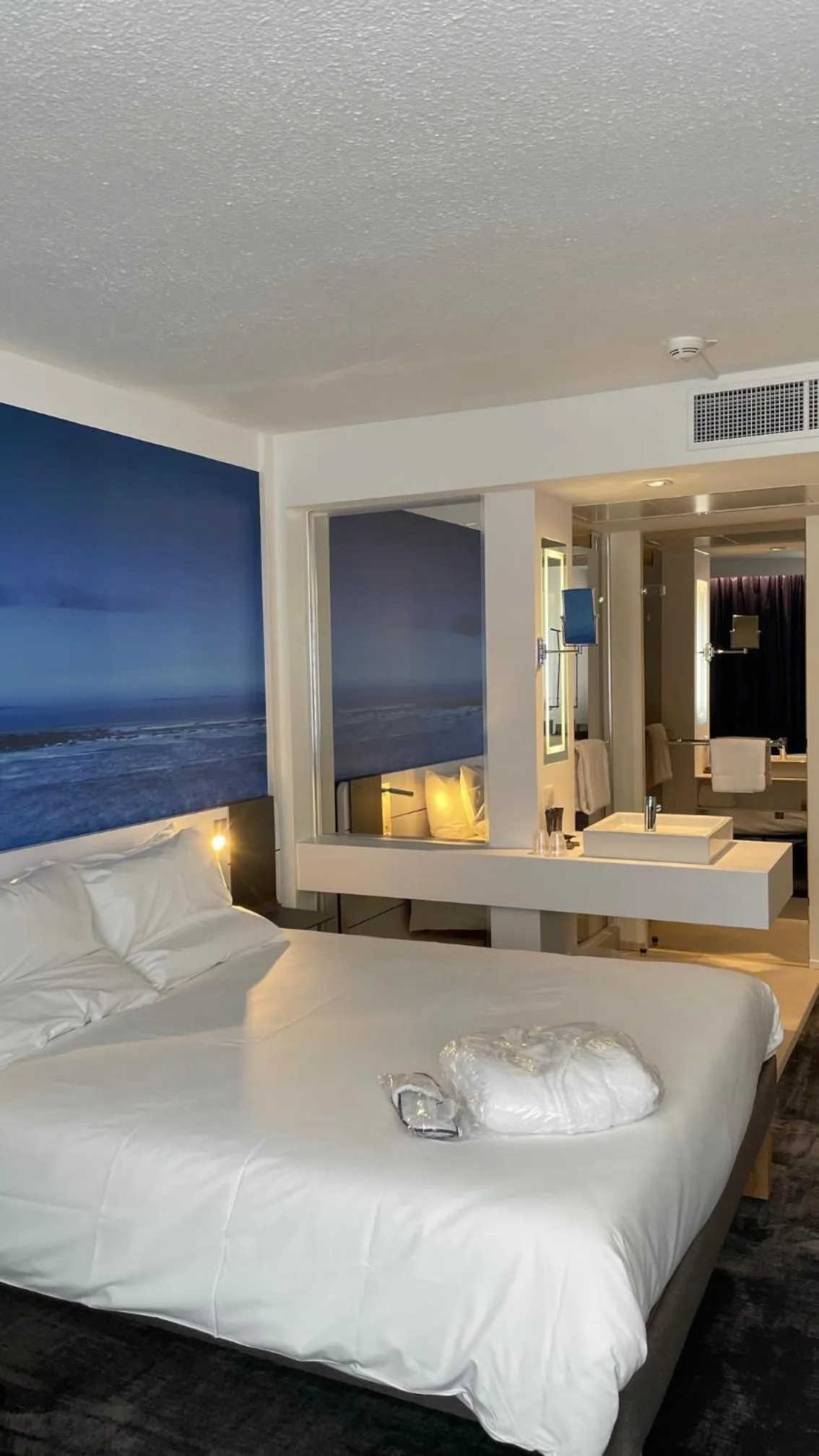 Bed in Novotel Rennes Alma