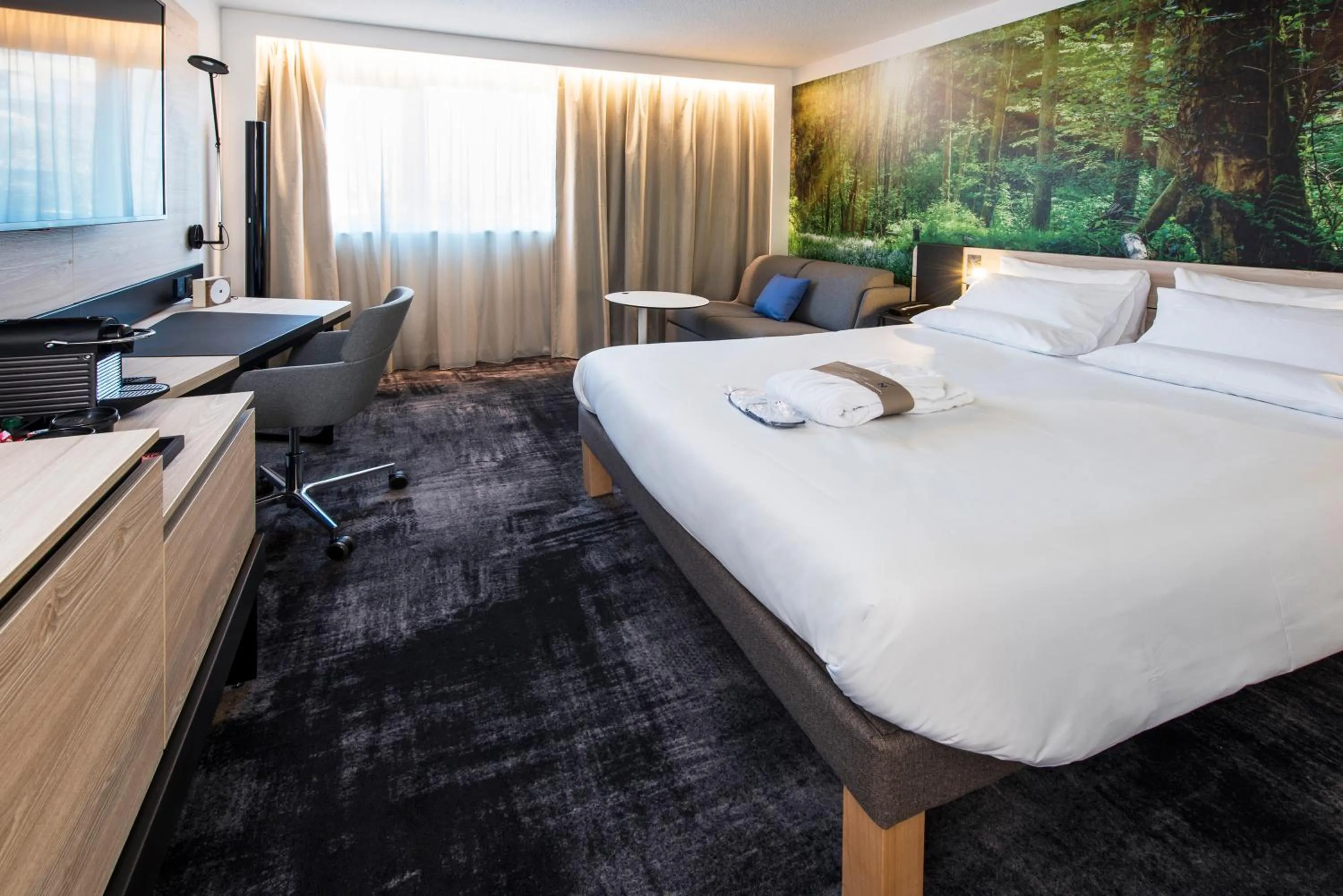 Property building, Bed in Novotel Rennes Alma