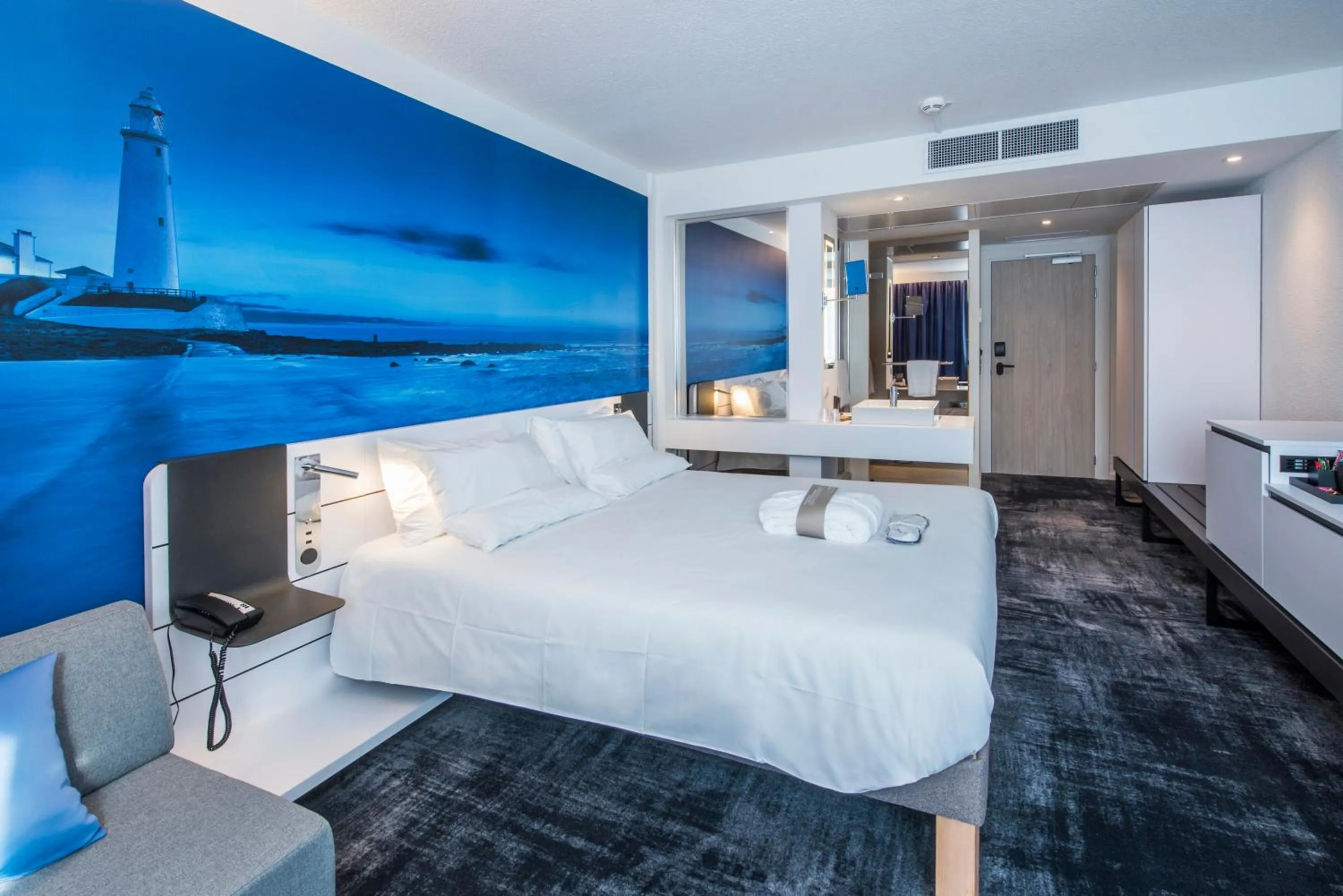 Property building, Bed in Novotel Rennes Alma