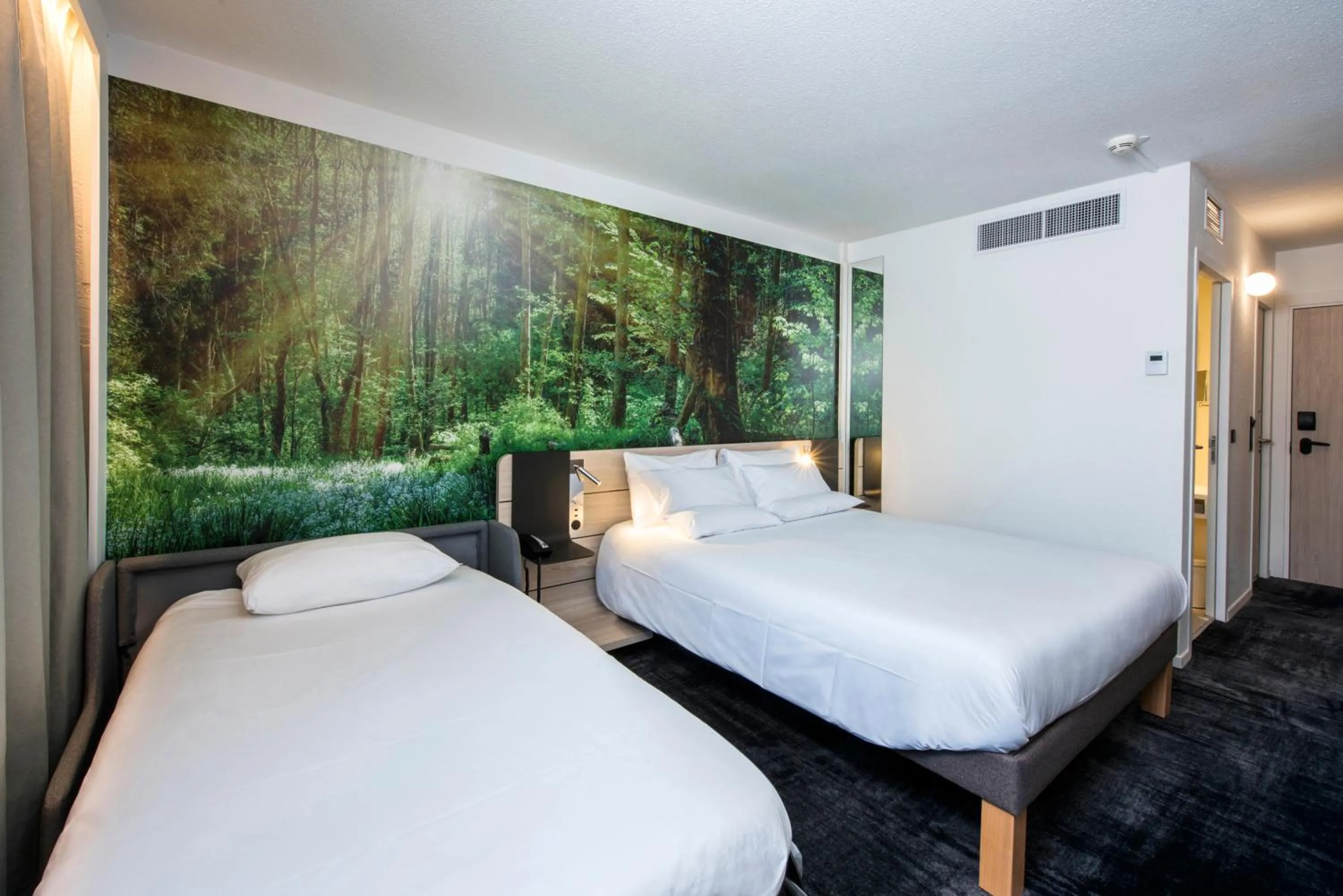 Property building, Bed in Novotel Rennes Alma