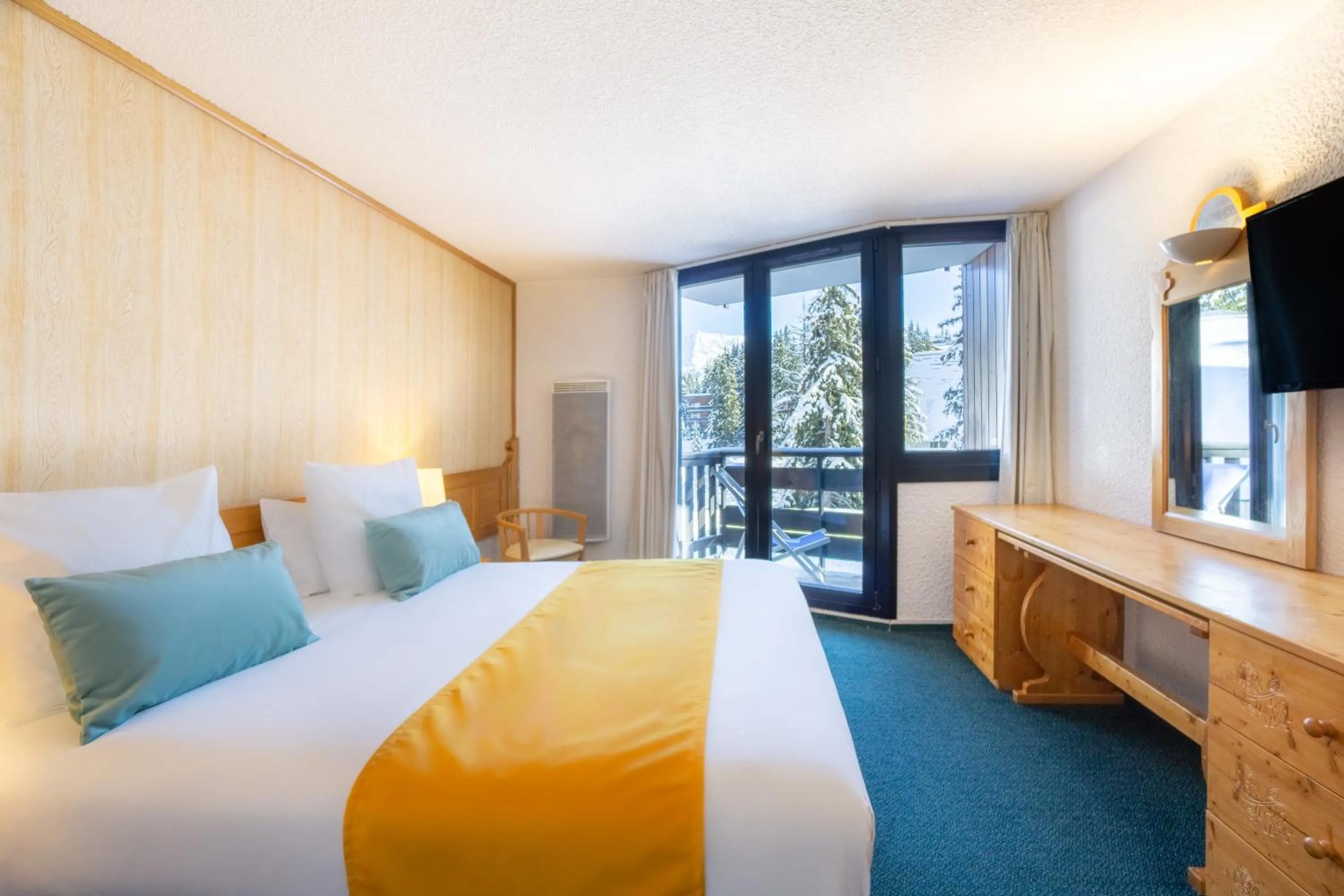 Balcony/Terrace, Bed in Lake Hotel Courchevel 1850