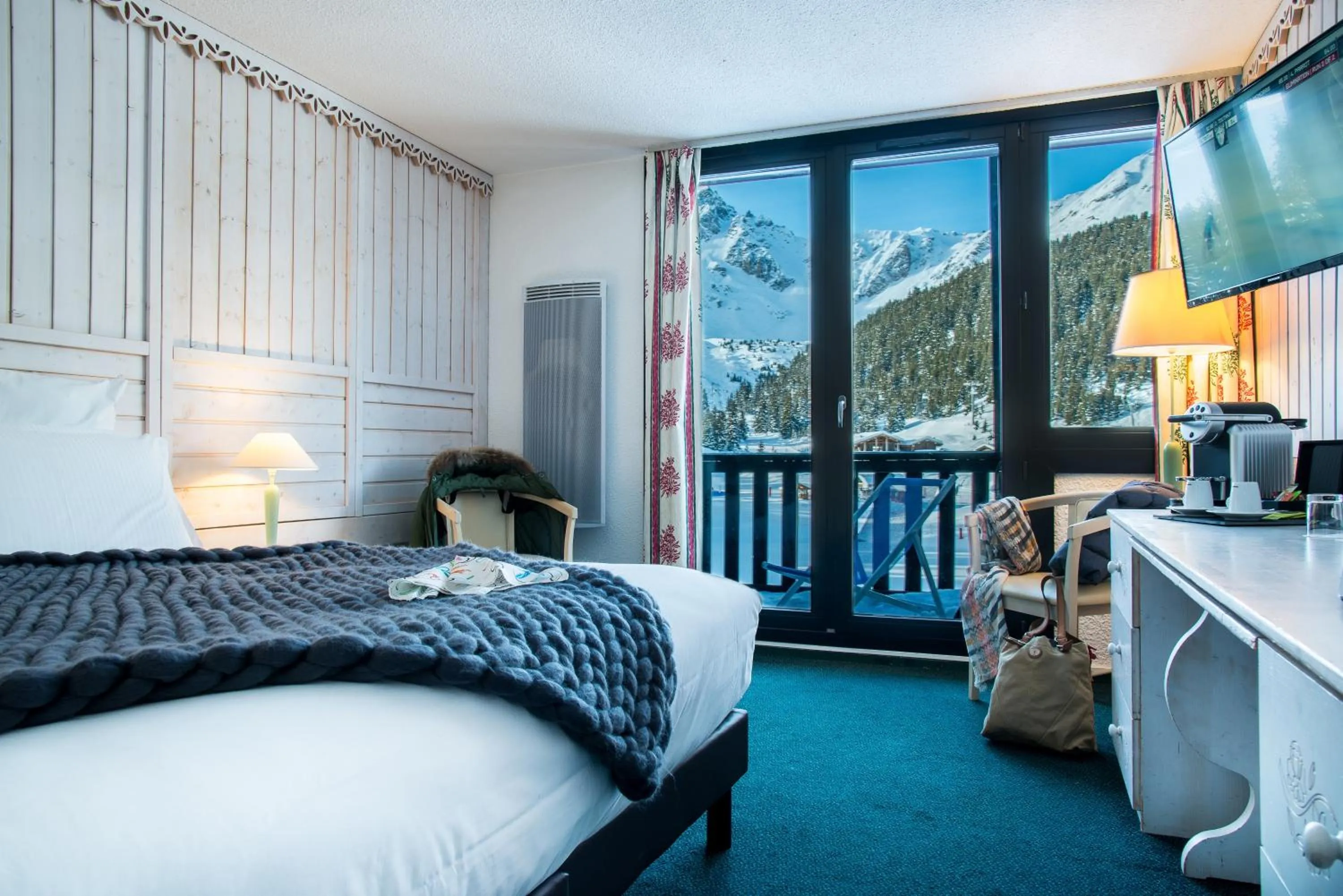 TV and multimedia, Bed in Lake Hotel Courchevel 1850