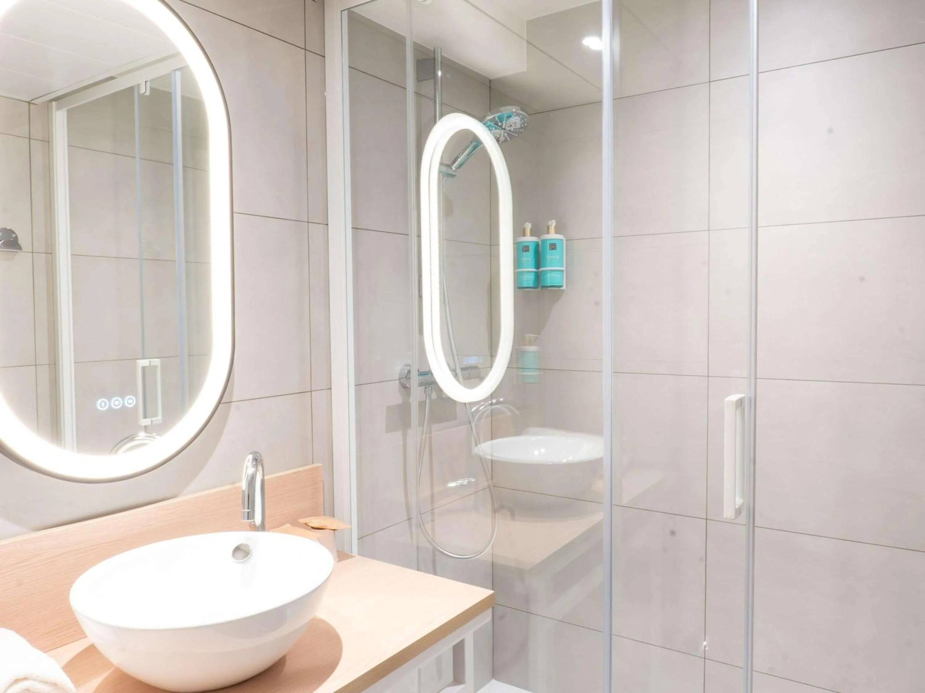 Shower in Novotel Rouen Sud