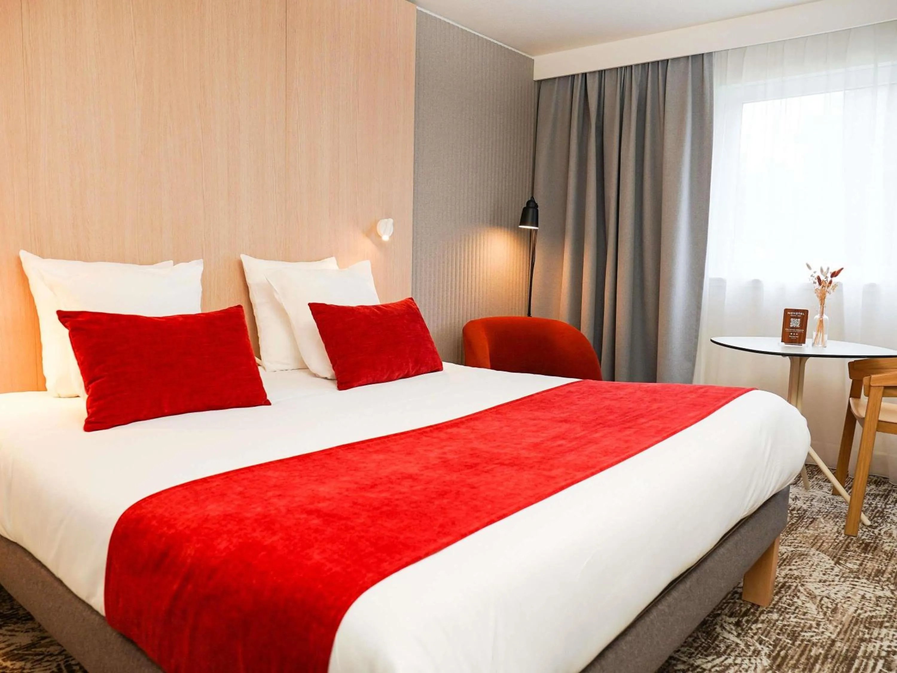 Property building, Bed in Novotel Rouen Sud Zenith Parc Expo