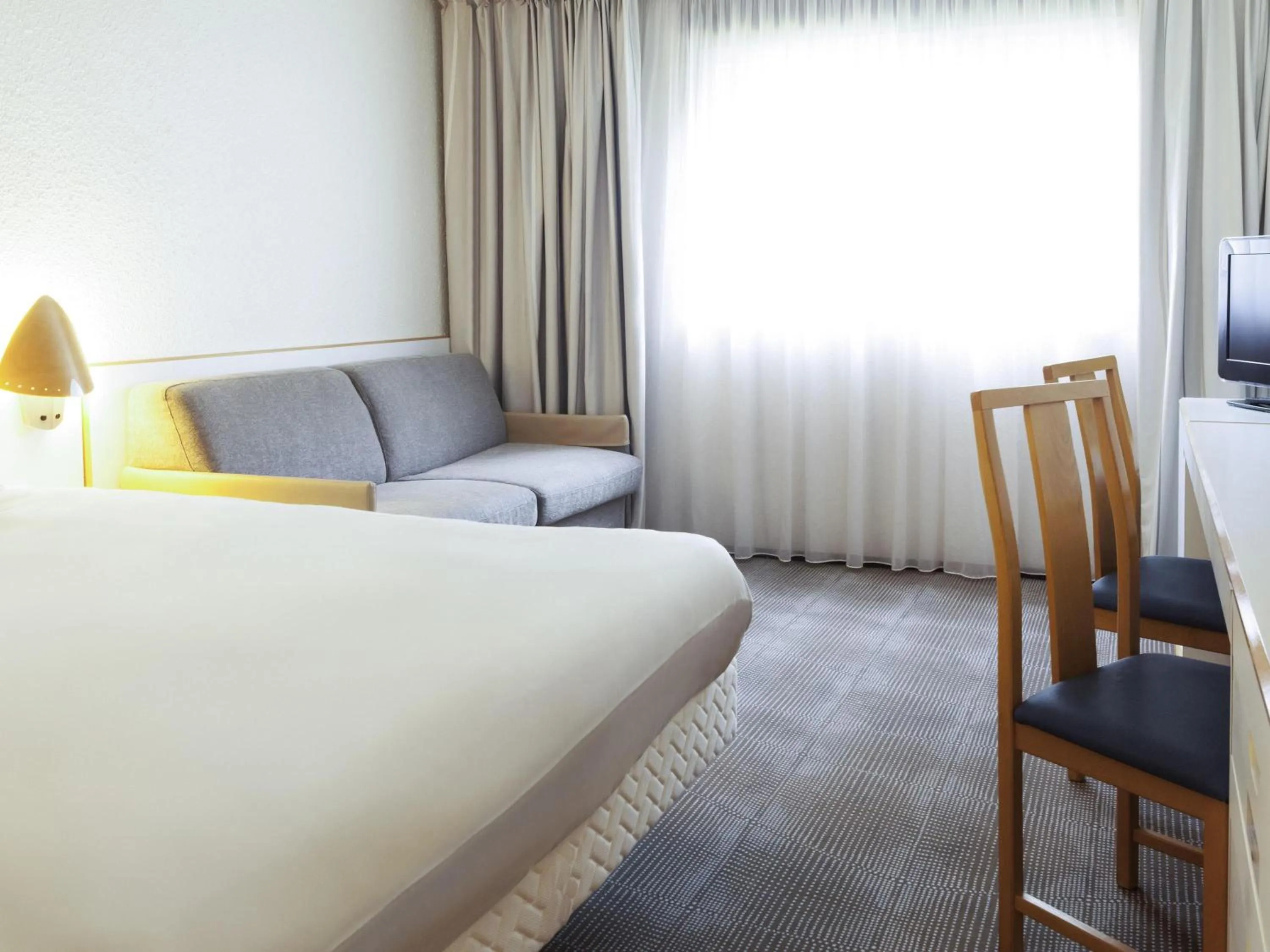 Bedroom, Bed in Novotel Rouen Sud Zenith Parc Expo